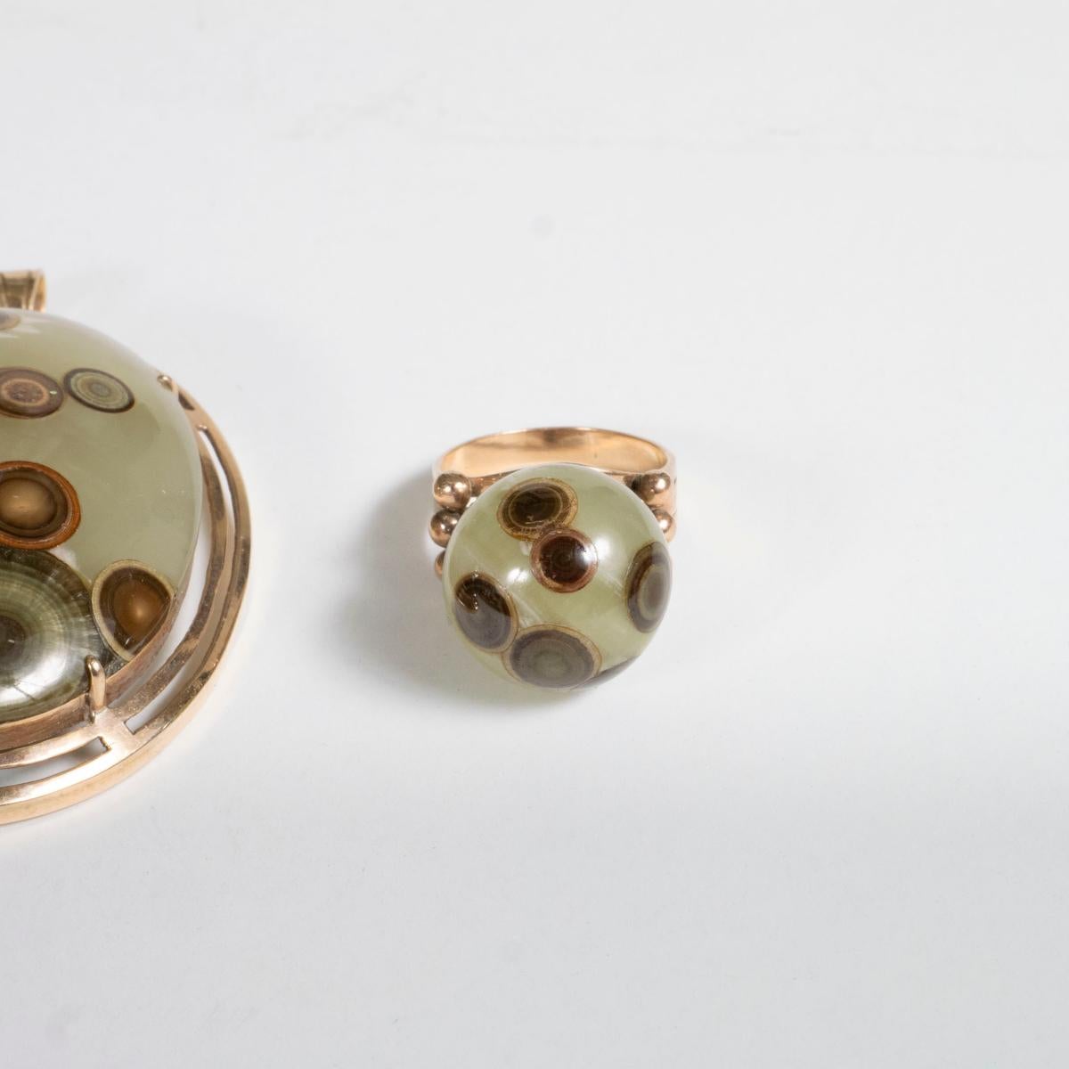 American 14K Yellow Gold and Agate Ladies' Ring and Brooch Set For Sale