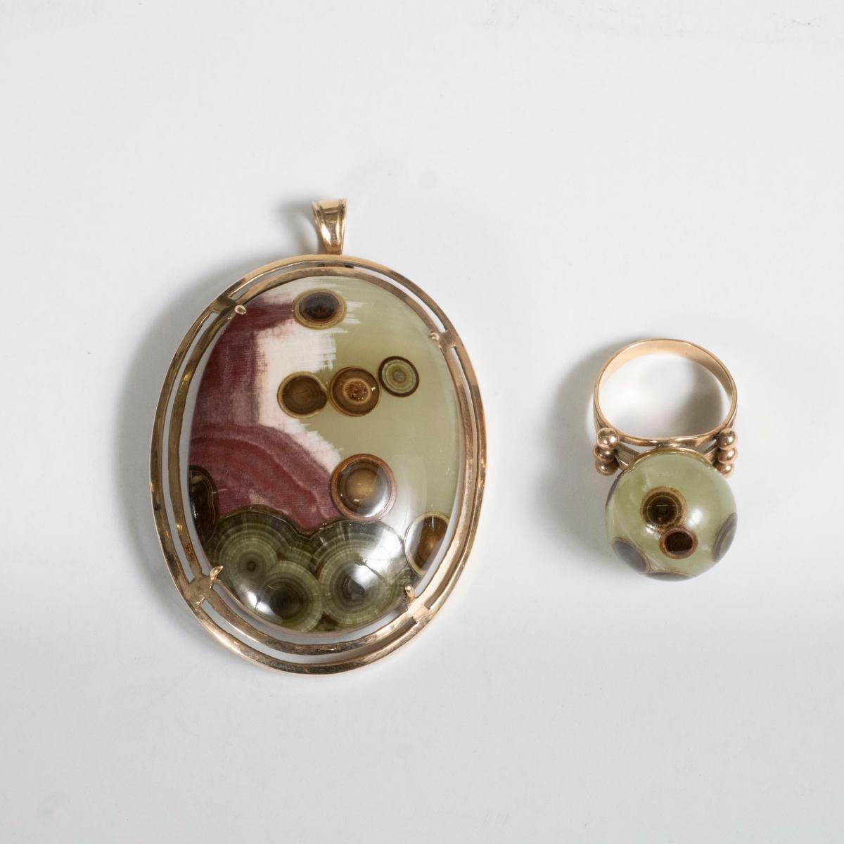 14K Yellow Gold and Agate Ladies' Ring and Brooch Set In Good Condition For Sale In Tarrytown, NY