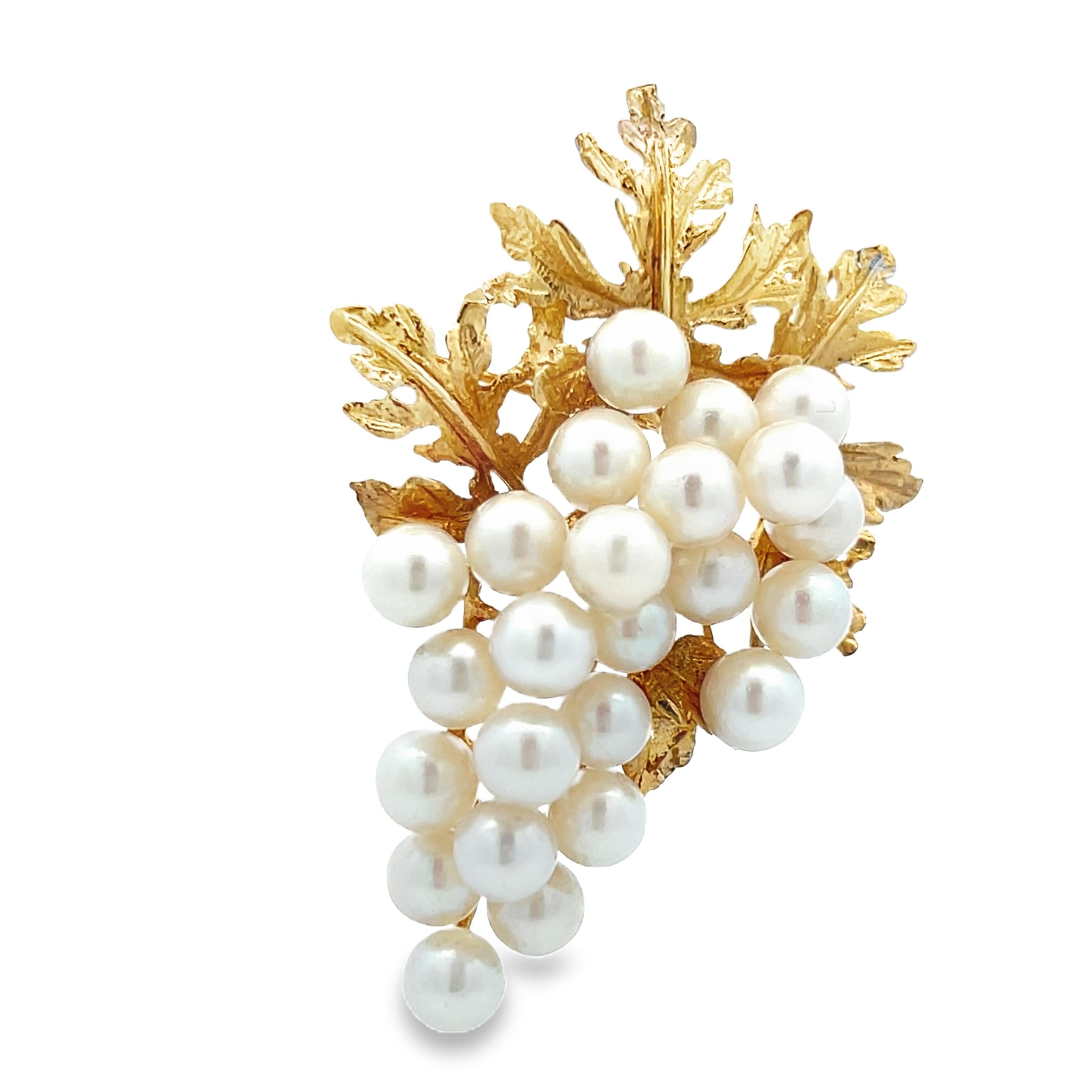 Questo grande pendente a forma di vite è realizzato con foglie d'oro giallo 14k intagliate a mano e 24 perle Akoya da 5 mm. L'oro intagliato a mano e le perle stratificate conferiscono a questo ciondolo dettagli che ricordano la vita e una