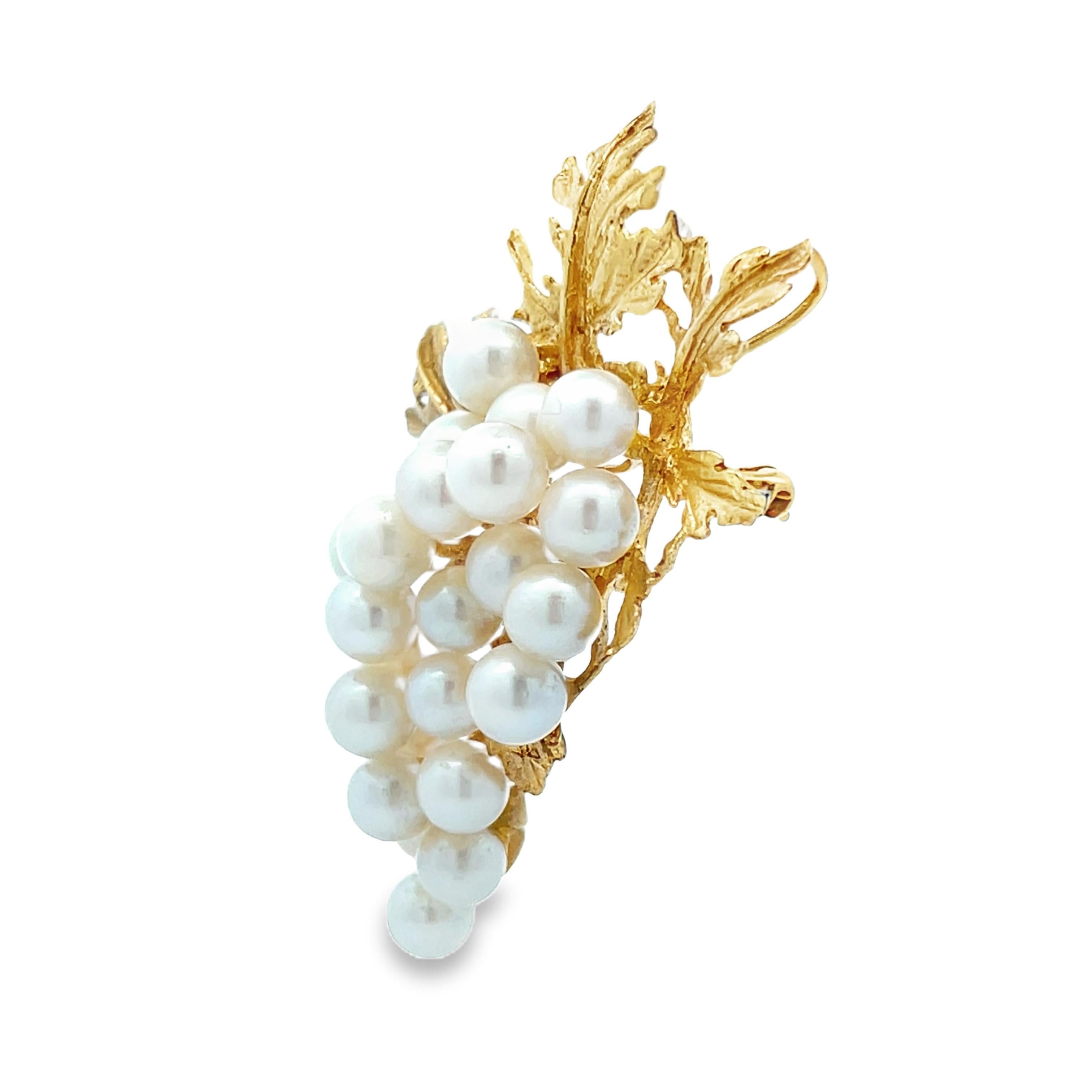 Taglio rotondo Spilla/pendente in oro giallo 14k e perle Akoya da 5 mm a grappolo in vendita