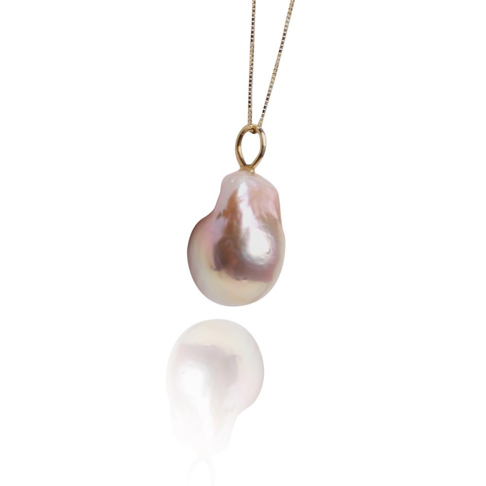 A classic and elegant necklace for every day by Cristina Ramella. The baroque pearl is beautifully unique with a delicate rose tone. Just stunning!