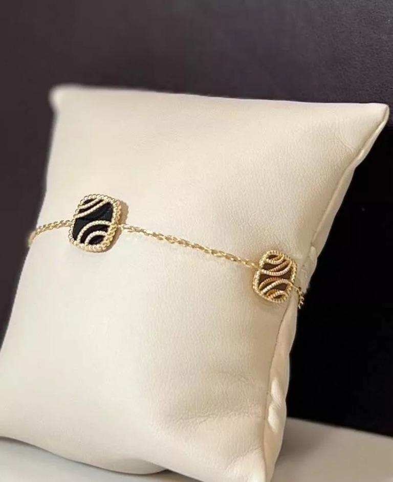 Square Cut 14K Yellow Gold and Black Onyx Chain Bracelet For Sale