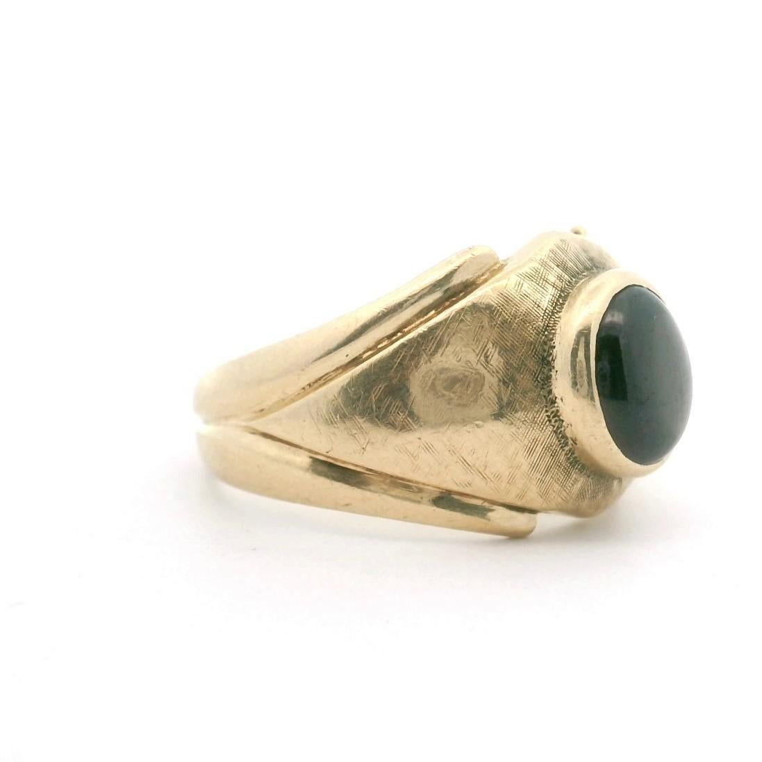 Zustand:  Ausgezeichneter Condit, Professionell gereinigt und poliert
Metall: 14k Gold (markiert und professionell getestet)
Gewicht: 9,2 g
Edelstein:  Cabochon Schwarzer Sternsaphir 8,5 x 7,5 mm
Bandbreite: 4mm
Größe: 9
Markierungen:  14k

Artikel