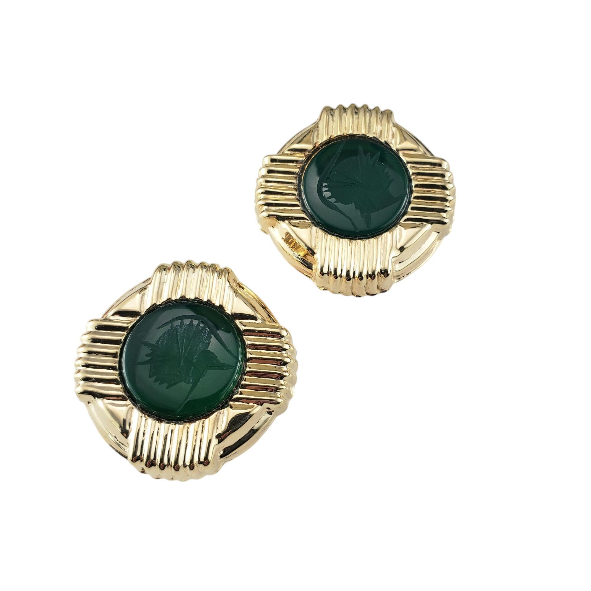 Contemporain Boucles d'oreilles Omega en or jaune 14 carats et onyx vert soldat sculpté n° 20023 en vente