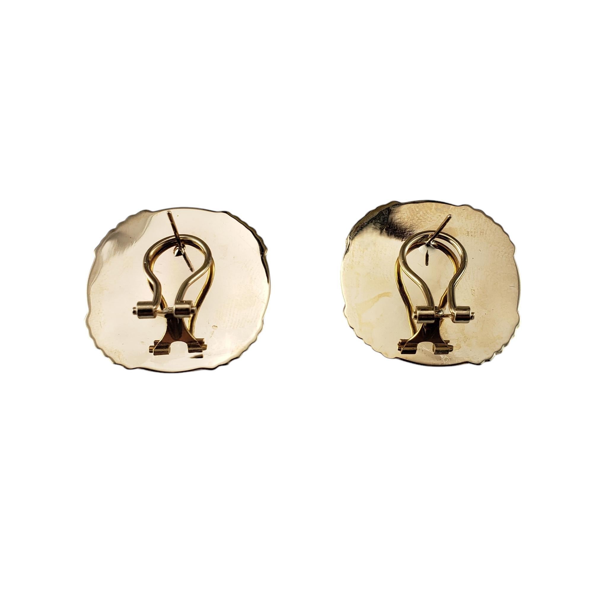 Taille ronde Boucles d'oreilles Omega en or jaune 14 carats et onyx vert soldat sculpté n° 20023 en vente