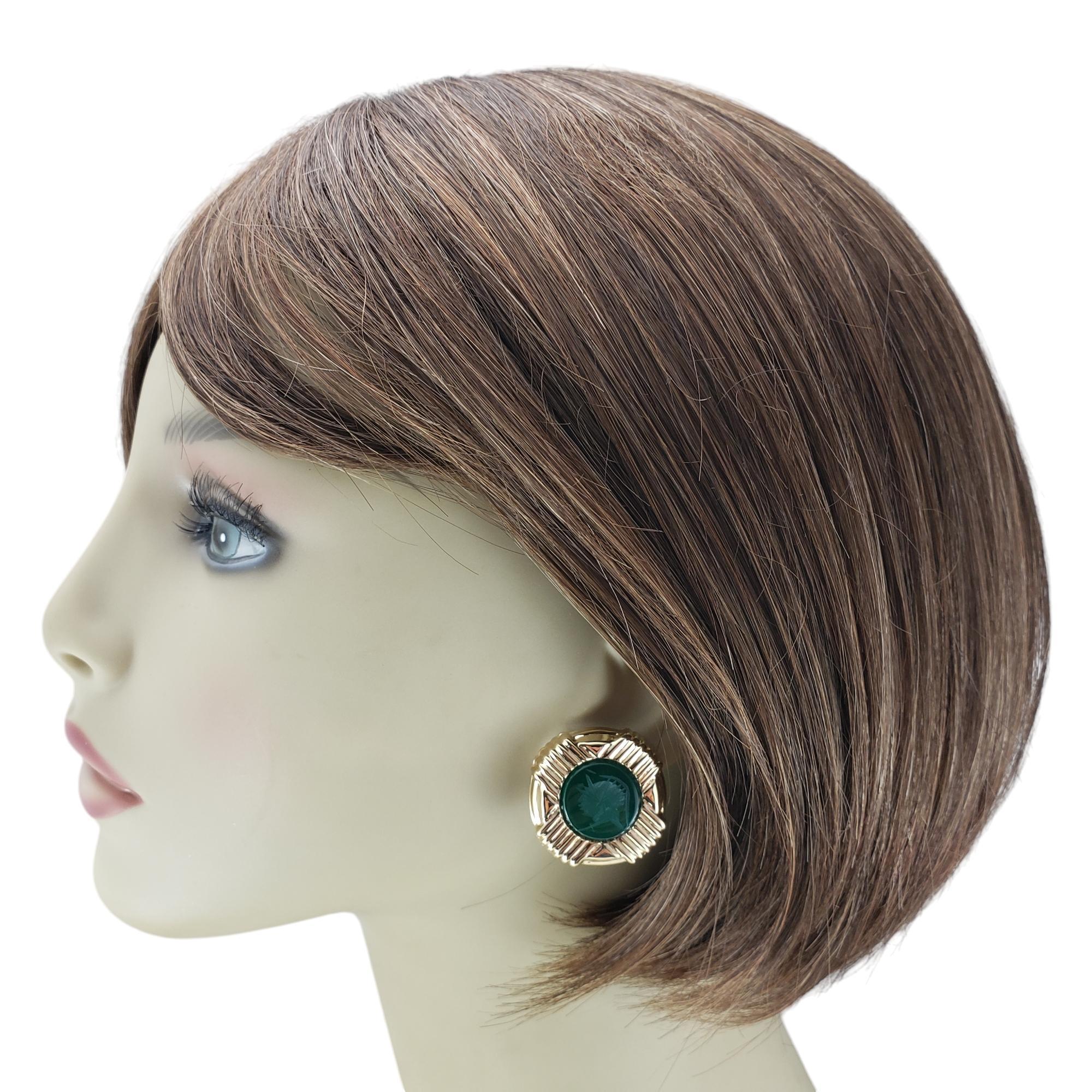 Boucles d'oreilles Omega en or jaune 14 carats et onyx vert soldat sculpté n° 20023 Pour femmes en vente