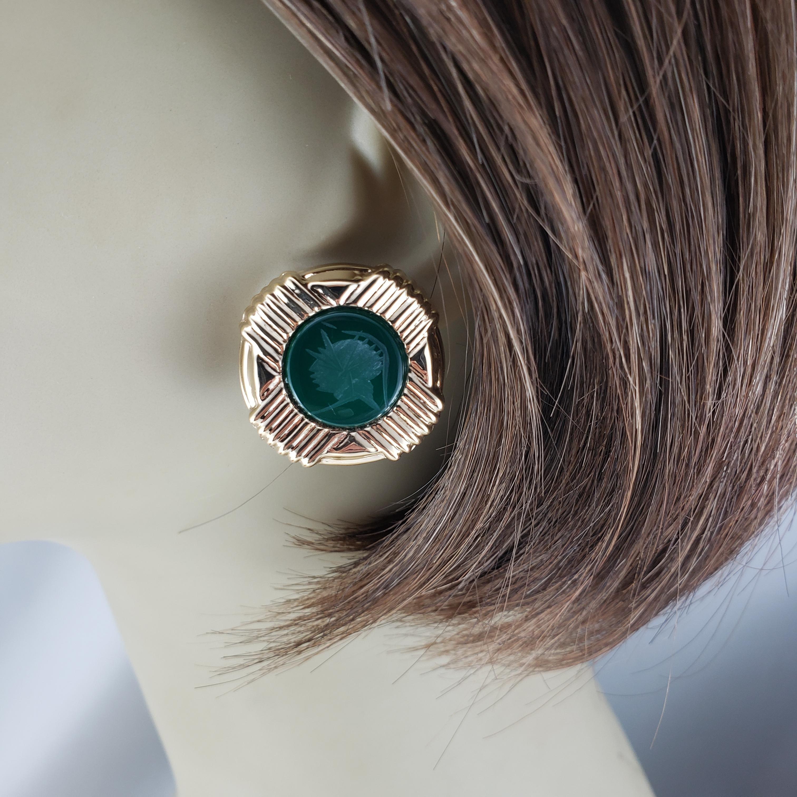 Boucles d'oreilles Omega en or jaune 14 carats et onyx vert soldat sculpté n° 20023 en vente 1