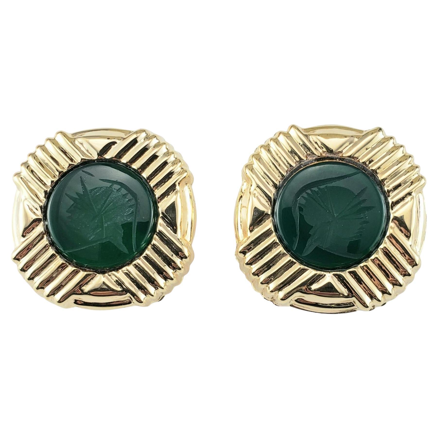 Boucles d'oreilles Omega en or jaune 14 carats et onyx vert soldat sculpté n° 20023 en vente