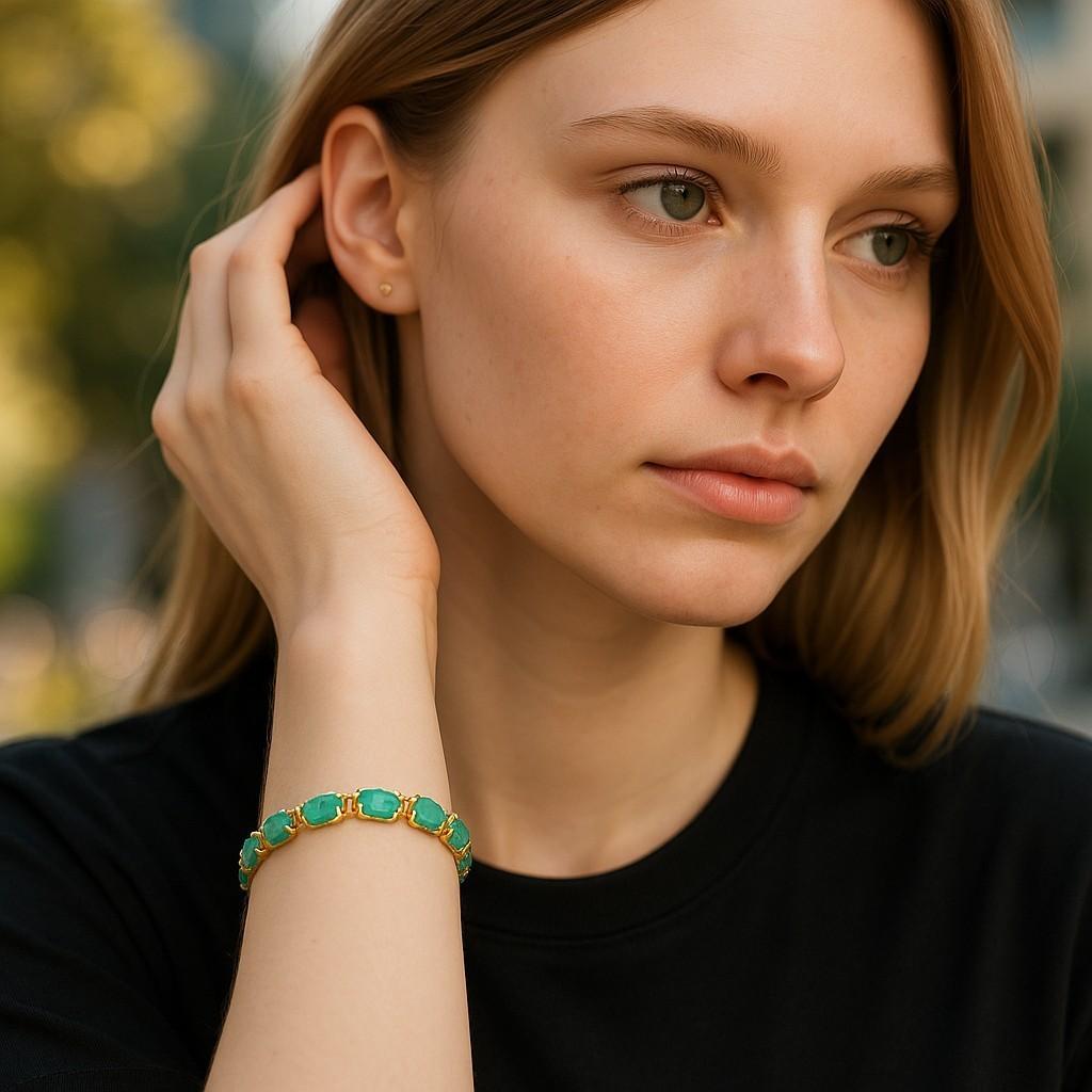Rehaussez votre collection de bijoux avec cet exquis bracelet Vintage en or jaune 14K et chrysoprase. Cette pièce délicate allie magnifiquement l'allure intemporelle de l'or jaune au charme vibrant des pierres précieuses en chrysoprase, ce qui en
