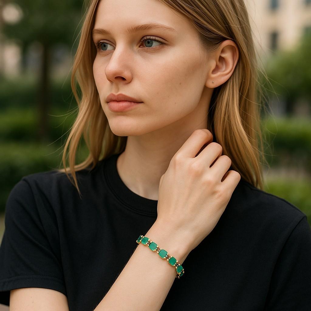 Taille ovale Bracelet empilable en or jaune 14 carats et chrysoprase en vente