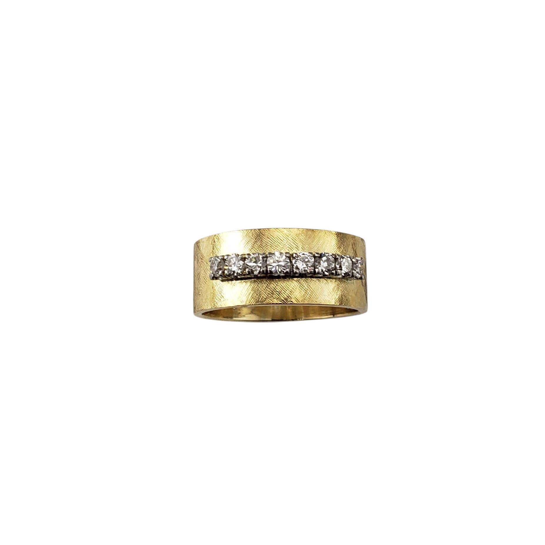 Bague en or jaune 14K et diamant Taille 7.25

Cet élégant bracelet présente huit diamants ronds de taille brillante sertis dans de l'or jaune 14K texturé. Parfait comme bague d'affirmation, alliance ou pièce élégante à empiler.

Largeur : 8.3