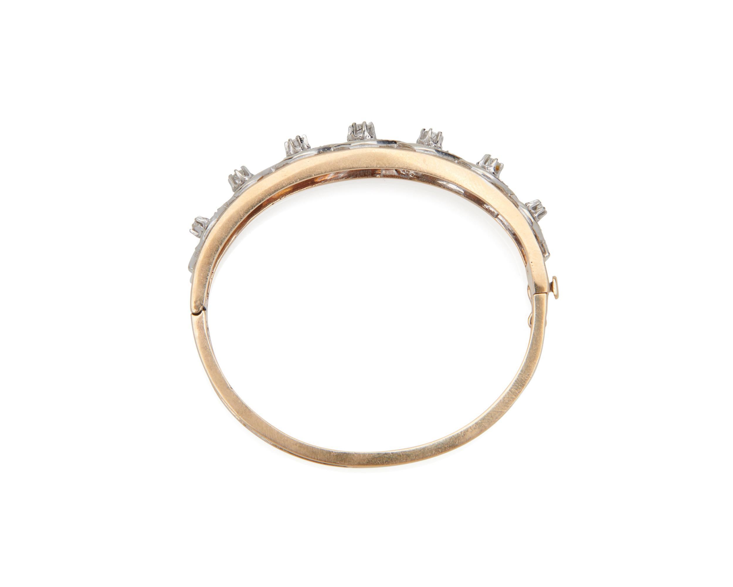 Ce bracelet délicat présente des diamants pleine taille en pavé et en serti clos, méticuleusement sertis sur de l'or jaune 14K. 