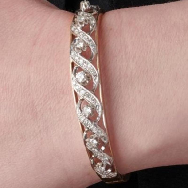 Taille ronde Bracelet jonc en or jaune 14 carats et diamants en vente