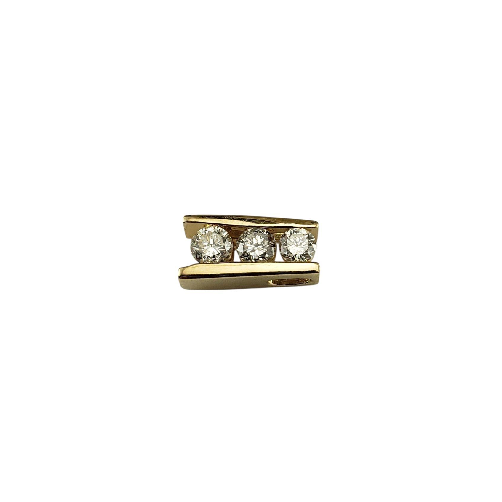 Pendentif en or jaune 14K et diamants

Élégant et moderne, ce pendentif en or jaune 14 carats est orné de trois diamants ronds étincelants de taille brillant, sertis dans une barre verticale. Une pièce polyvalente qui peut être portée seule ou