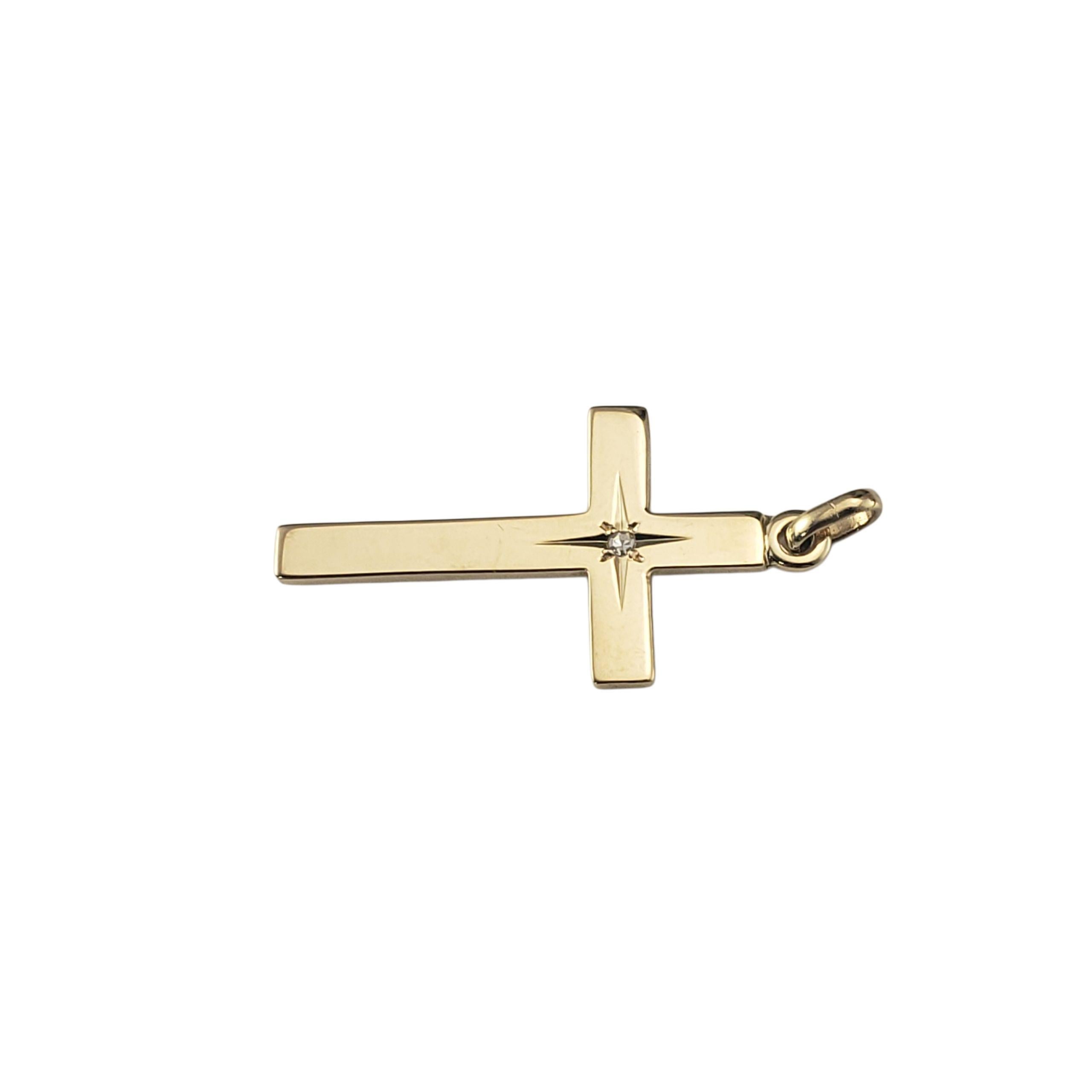 Pendentif croix en or jaune 14 carats et diamants

Symbole classique de foi et de dévotion, ce pendentif croix en or jaune 14 carats est orné d'un seul diamant étincelant en son centre. Discret mais élégant, il est parfait pour un usage quotidien ou