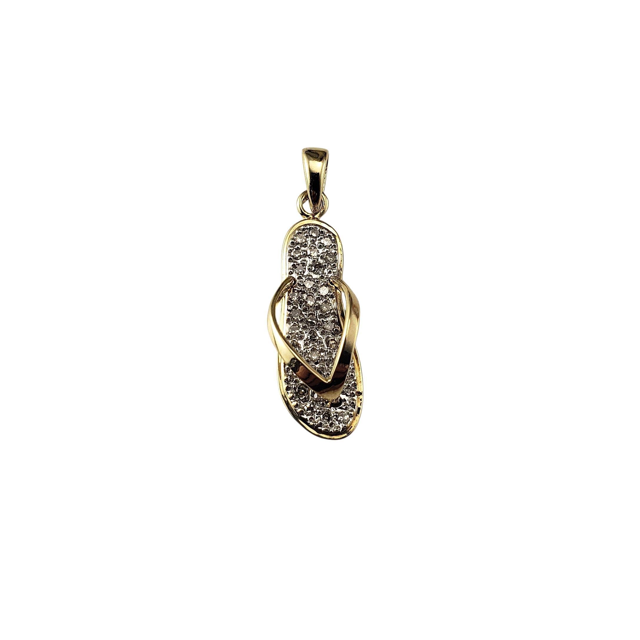 Charm de chancla de oro amarillo de 14 quilates y diamantes-

Añade un toque de brillo a tu colección con este charm de chancla de oro amarillo de 14 quilates, engastado con 28 diamantes redondos de talla única en toda la sandalia. Esta juguetona