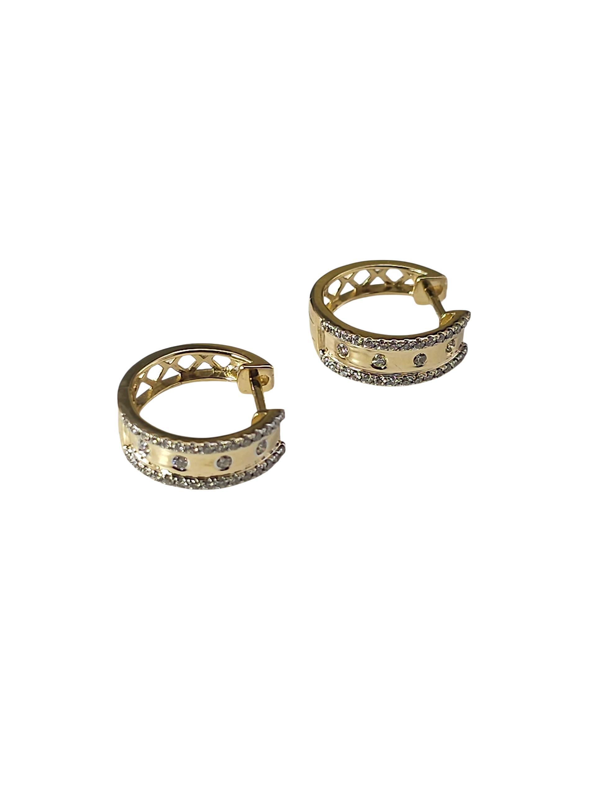 Contemporain Boucles d'oreilles Huggie en or jaune 14K et diamants #23766 en vente