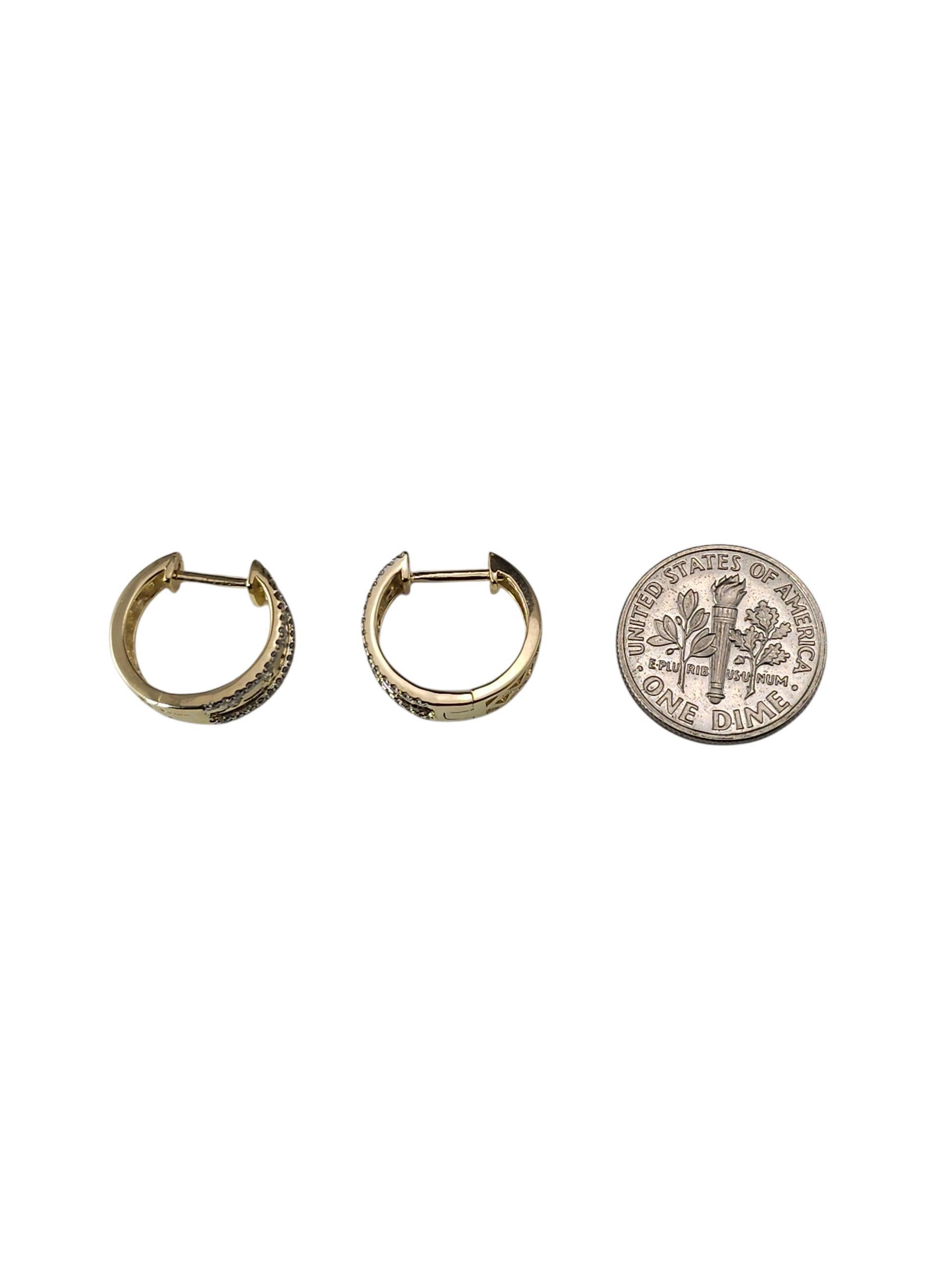 Boucles d'oreilles Huggie en or jaune 14K et diamants #23766 Bon état - En vente à Washington Depot, CT