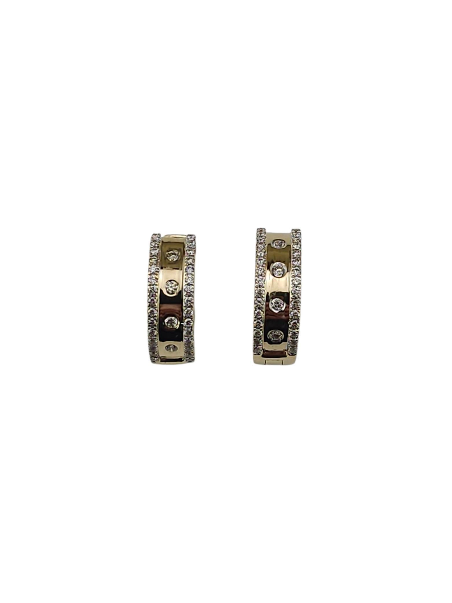 Boucles d
oreilles Huggie en or jaune 14K et diamants #23766