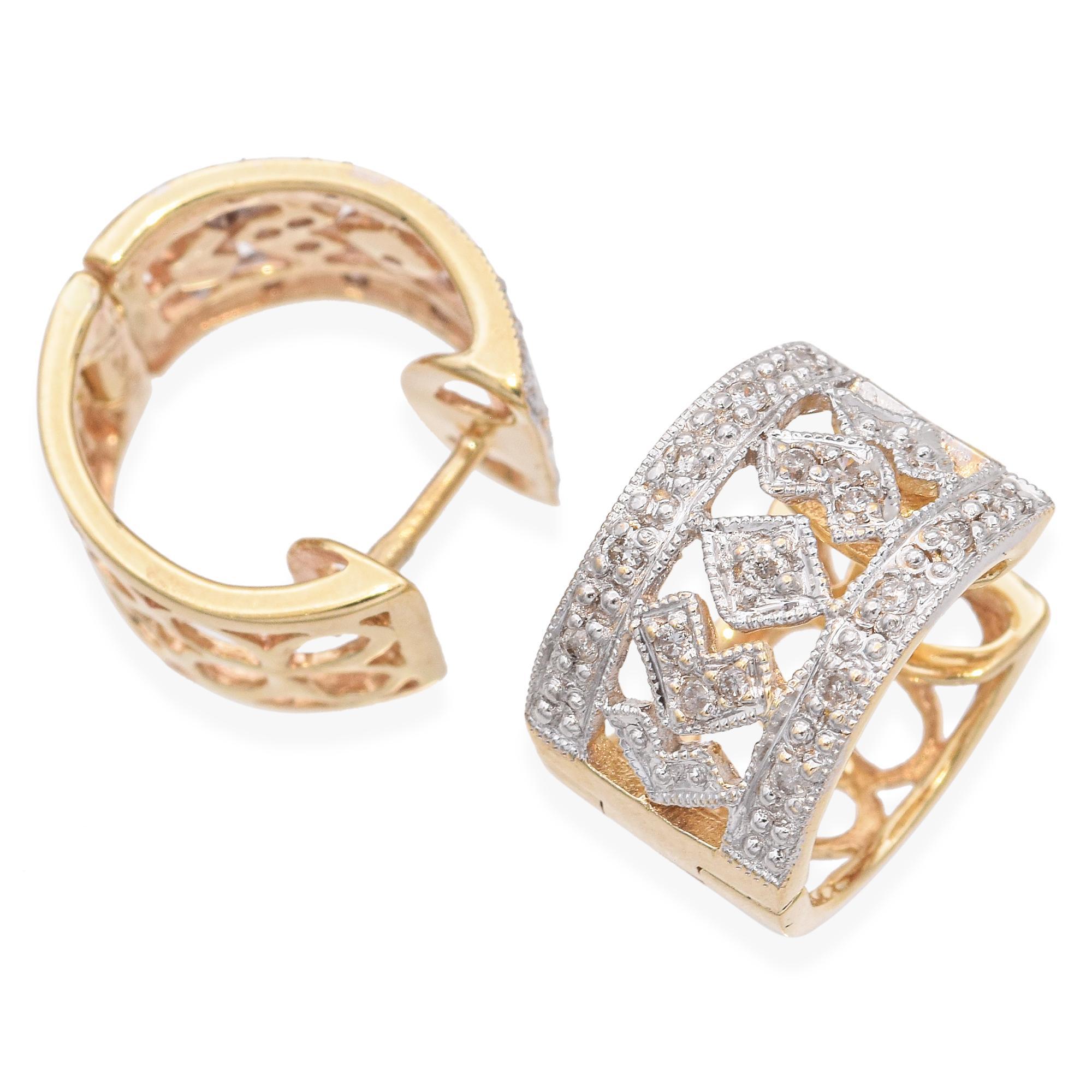 Ces boucles d'oreilles en or jaune 14k présentent un gracieux design incurvé rehaussé d'un délicat motif de diamants. Les diamants sont sertis de manière à scintiller subtilement le long de la surface, ajoutant un éclat raffiné à l'or chaud. Leur