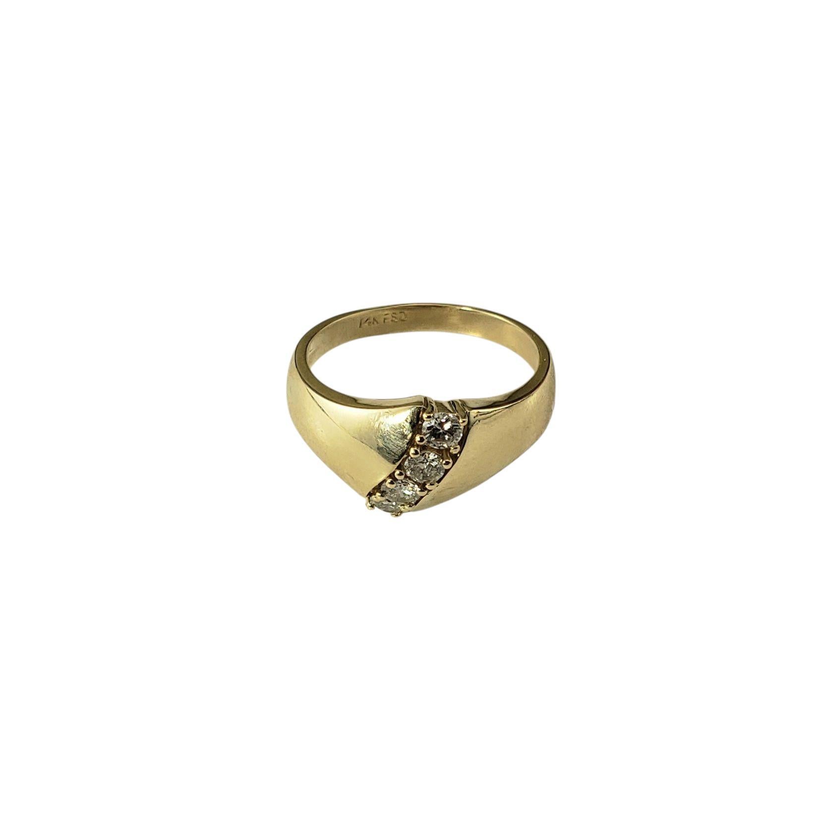 Bague en or jaune 14K et diamants Taille 5.75-6

Cette bague audacieuse en or jaune 14K présente un large anneau poli avec un design diagonal élégant. Au centre, quatre diamants ronds de taille brillante sont sertis en ligne, ajoutant un éclat