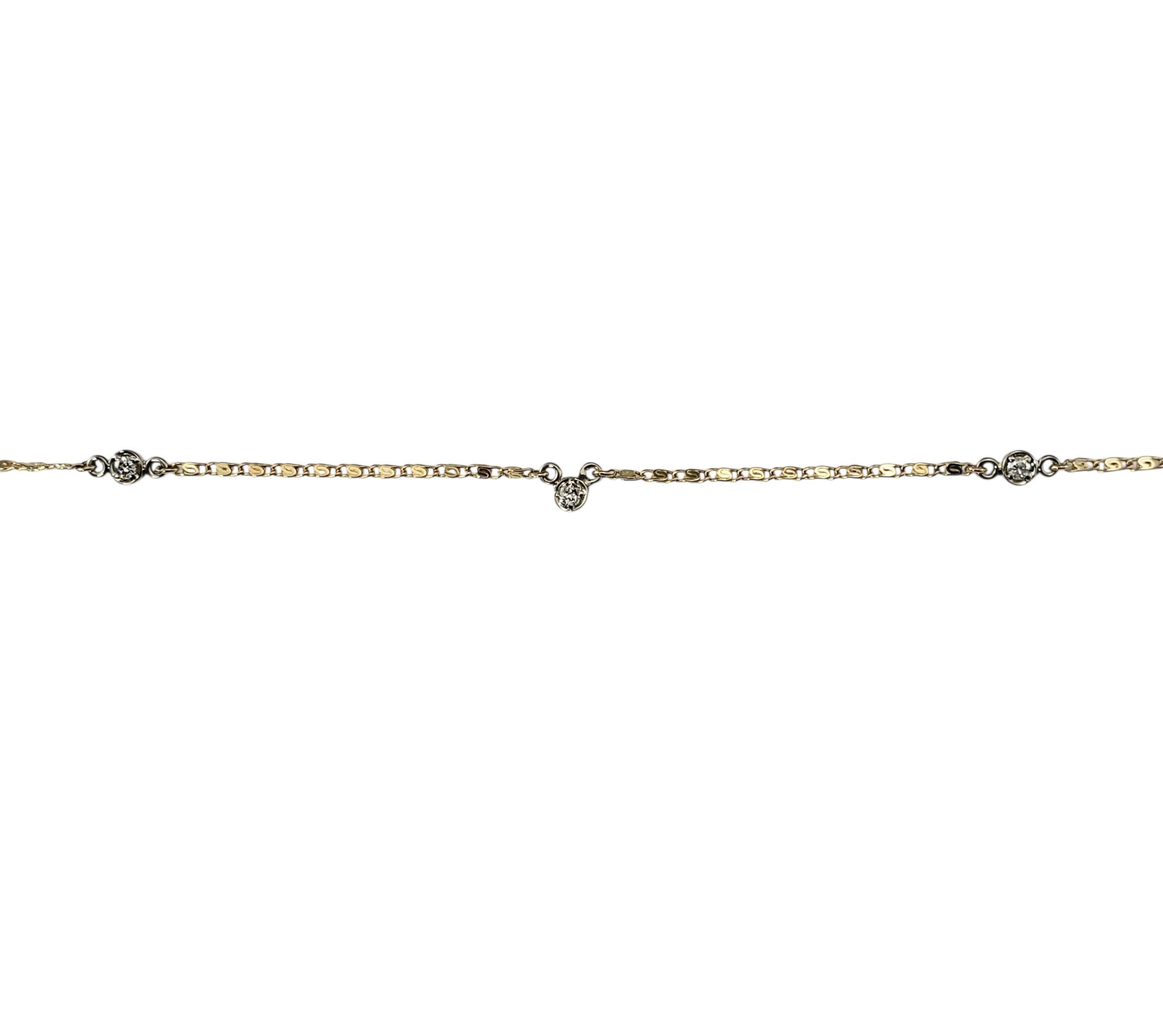 Collana Station in oro giallo 14K e diamanti.

Sobria ed elegante senza sforzo, questa raffinata collana in oro giallo 14 carati presenta tre diamanti incastonati in oro bianco, distribuiti uniformemente lungo una delicata catena. Questo pezzo è un