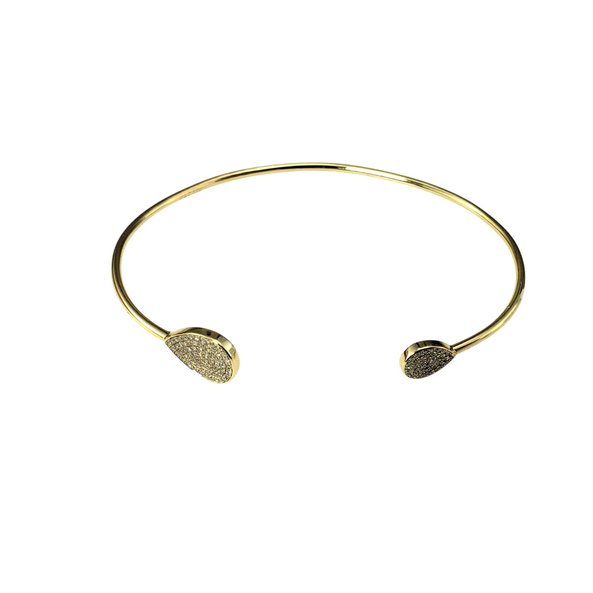14K Gelbgold und Diamant Teardrop Open Wire Manschette Armband-

Dieses elegante, offene Armband aus 14 Karat Gelbgold zeigt ein einzigartiges Tropfenmotiv, das mit 99 runden Diamanten im Einzelschliff verziert ist.

Ungefähres Gesamtgewicht der