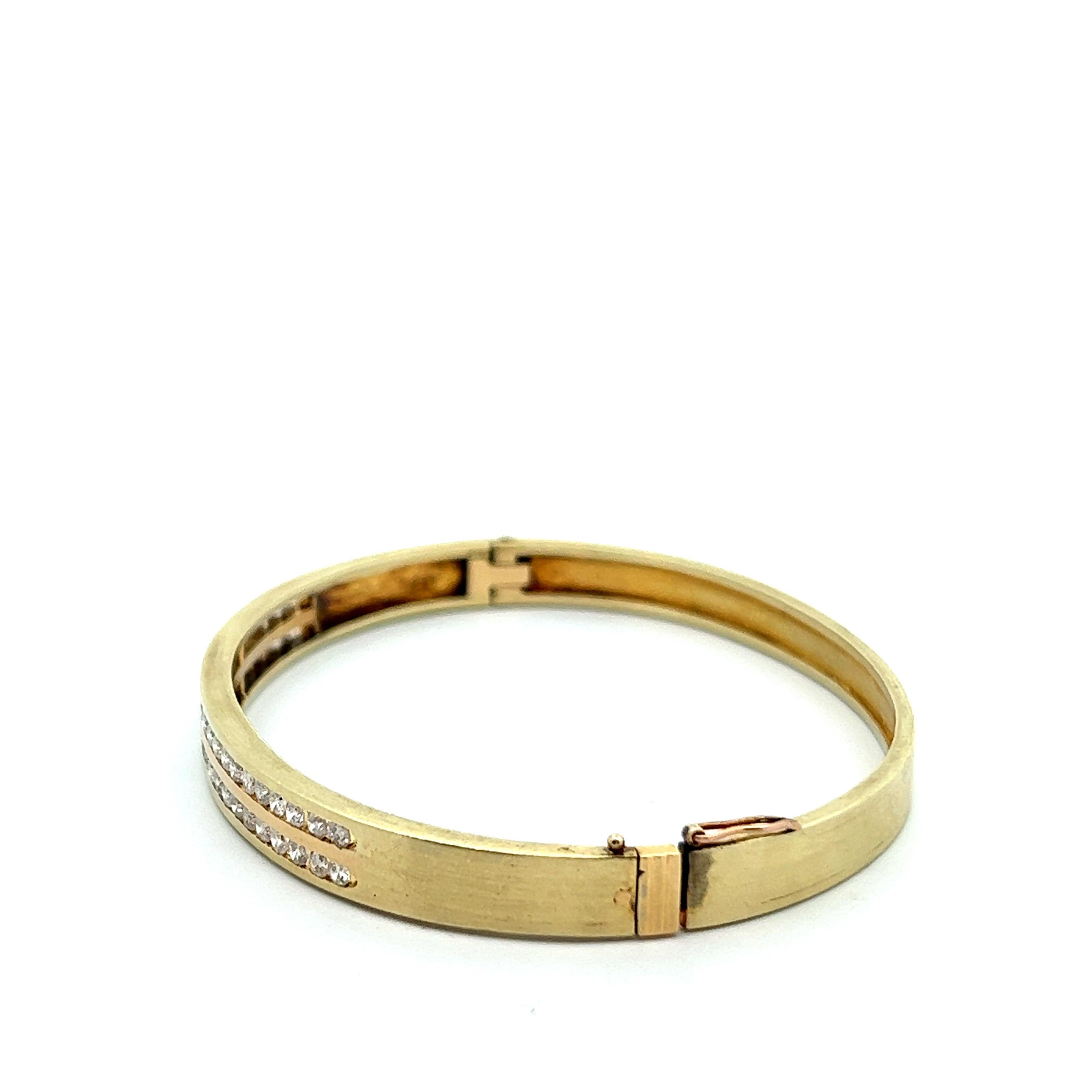 Taille ronde Bracelet jonc en or jaune 14 carats et diamants  en vente