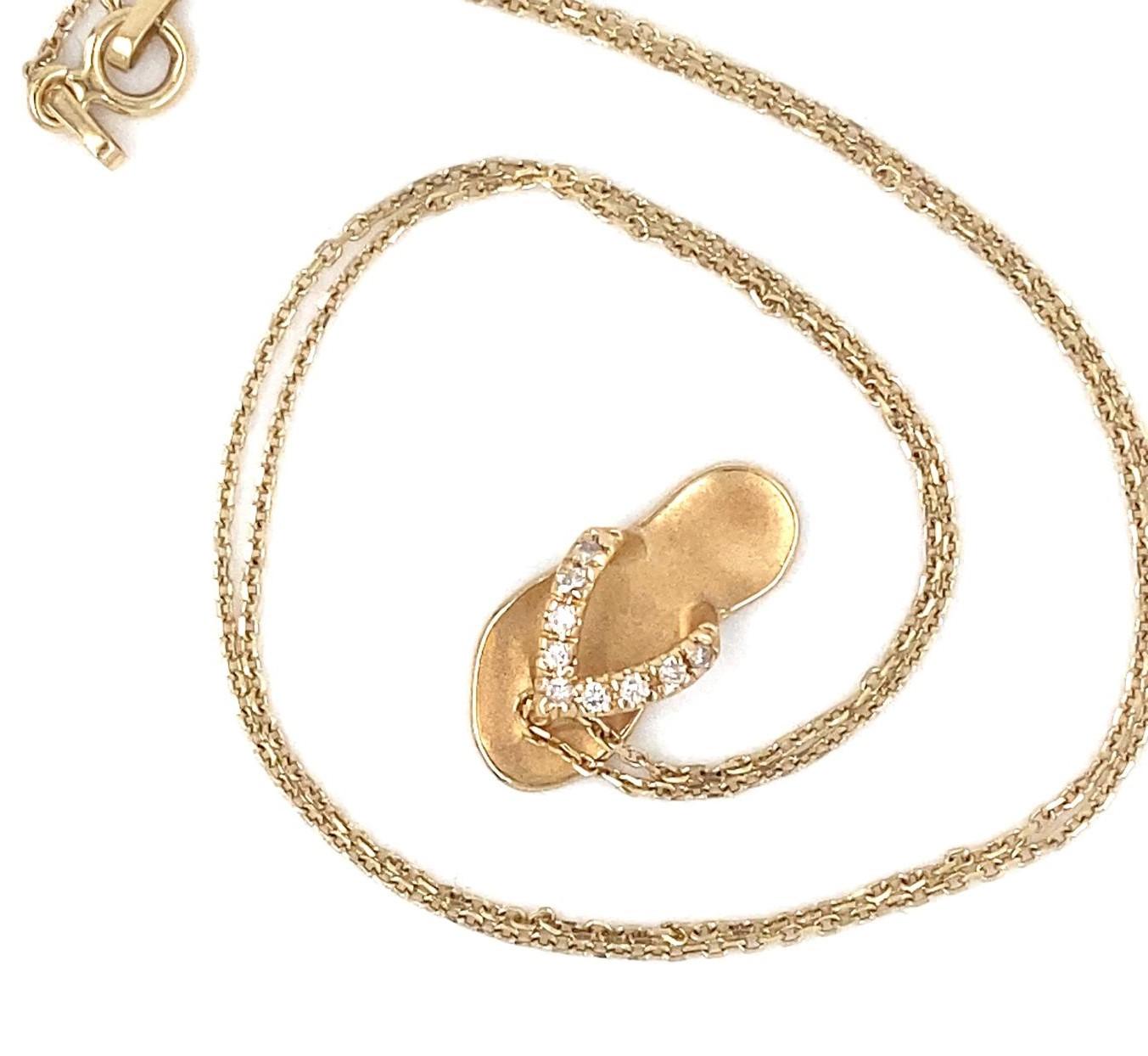 Pendentif sandale en or jaune 14k et diamant avec 9 diamants ronds.
Accroché à une chaîne en or jaune 14k
Longueur : 17 pouces
Poids brut : 3.10 grammes
État général : Très bon. Usure superficielle sous forme de légères rayures à l'arrière de la