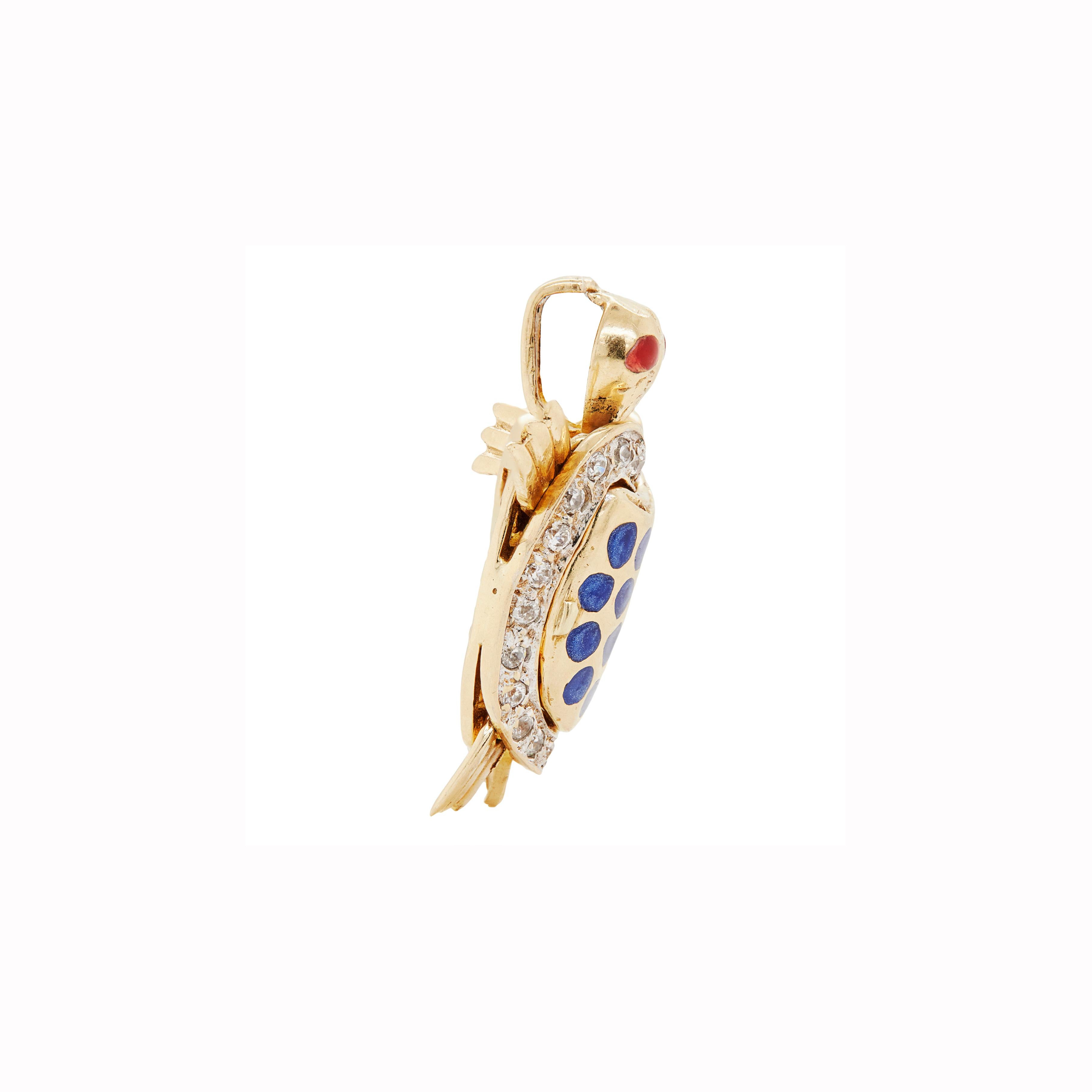 Plein de délicieuses surprises, ce pendentif/charme tortue en or jaune 14 carats est un véritable chef-d'œuvre, qui attend d'être chéri pour les générations à venir.

Sa coquille est décorée de taches d'émail bleu vibrant, joliment encadrées par une