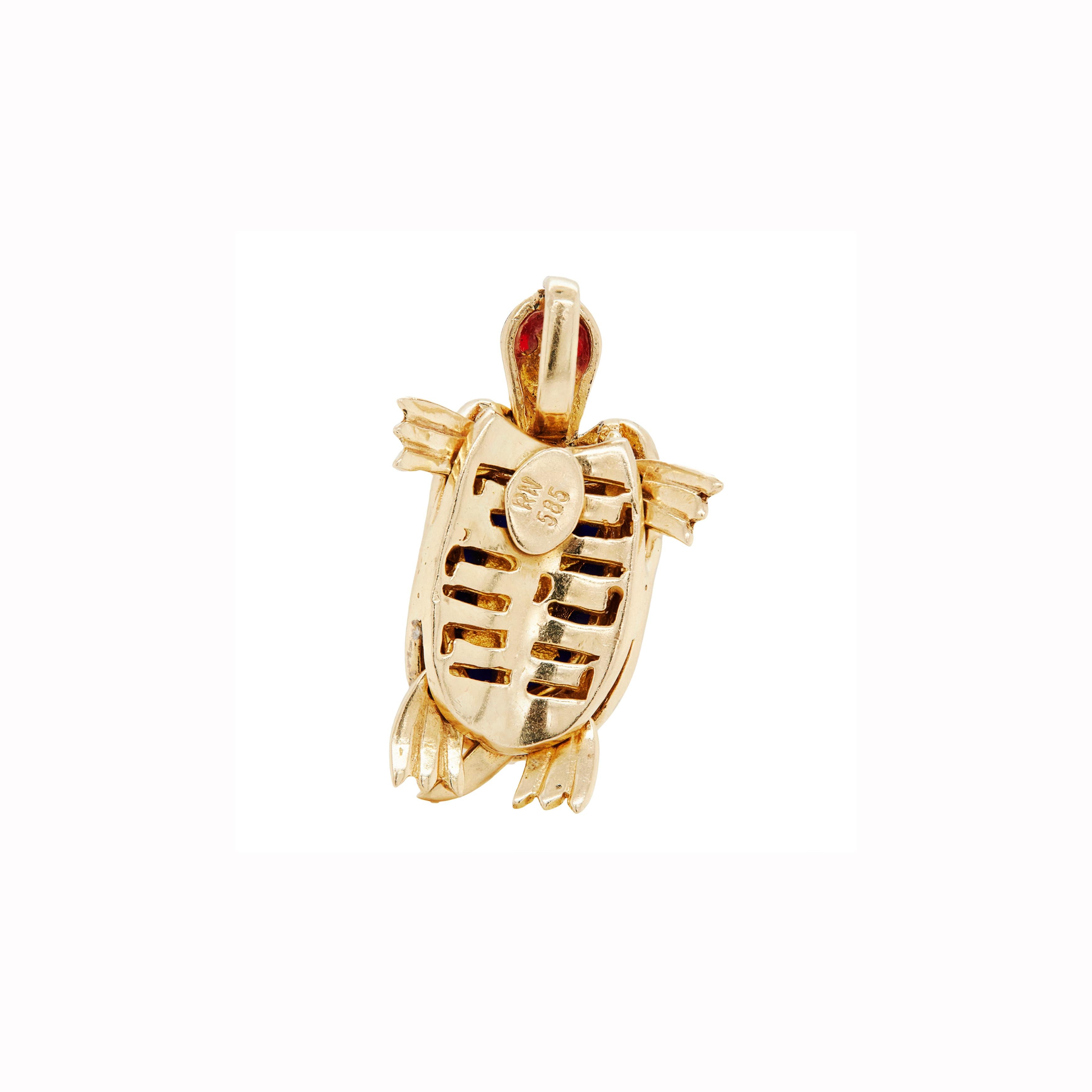 Moderne Breloque en or jaune 14K et émail pour tortue mobile avec compartiment à charnière caché en vente