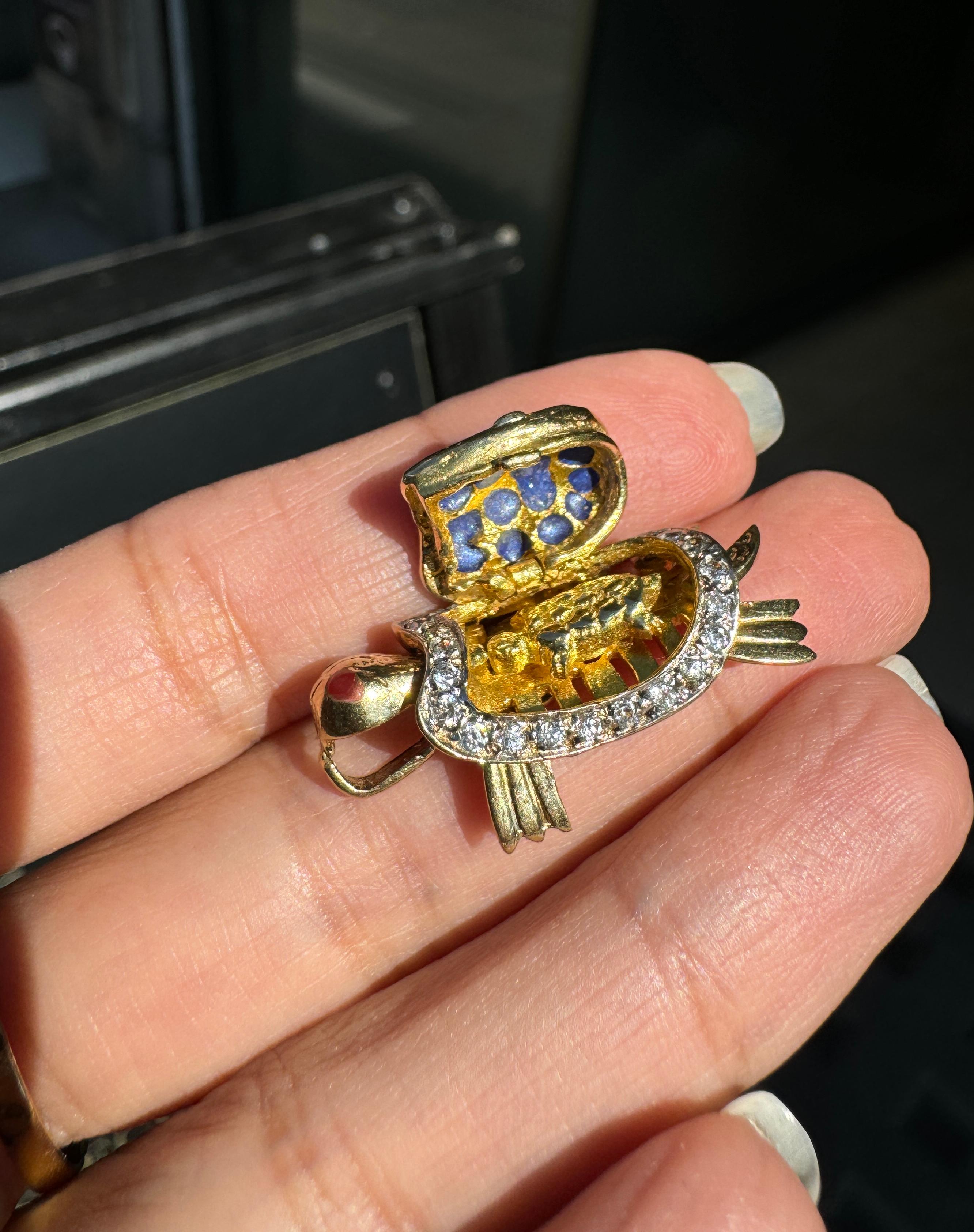 Breloque en or jaune 14K et émail pour tortue mobile avec compartiment à charnière caché Bon état - En vente à London, GB