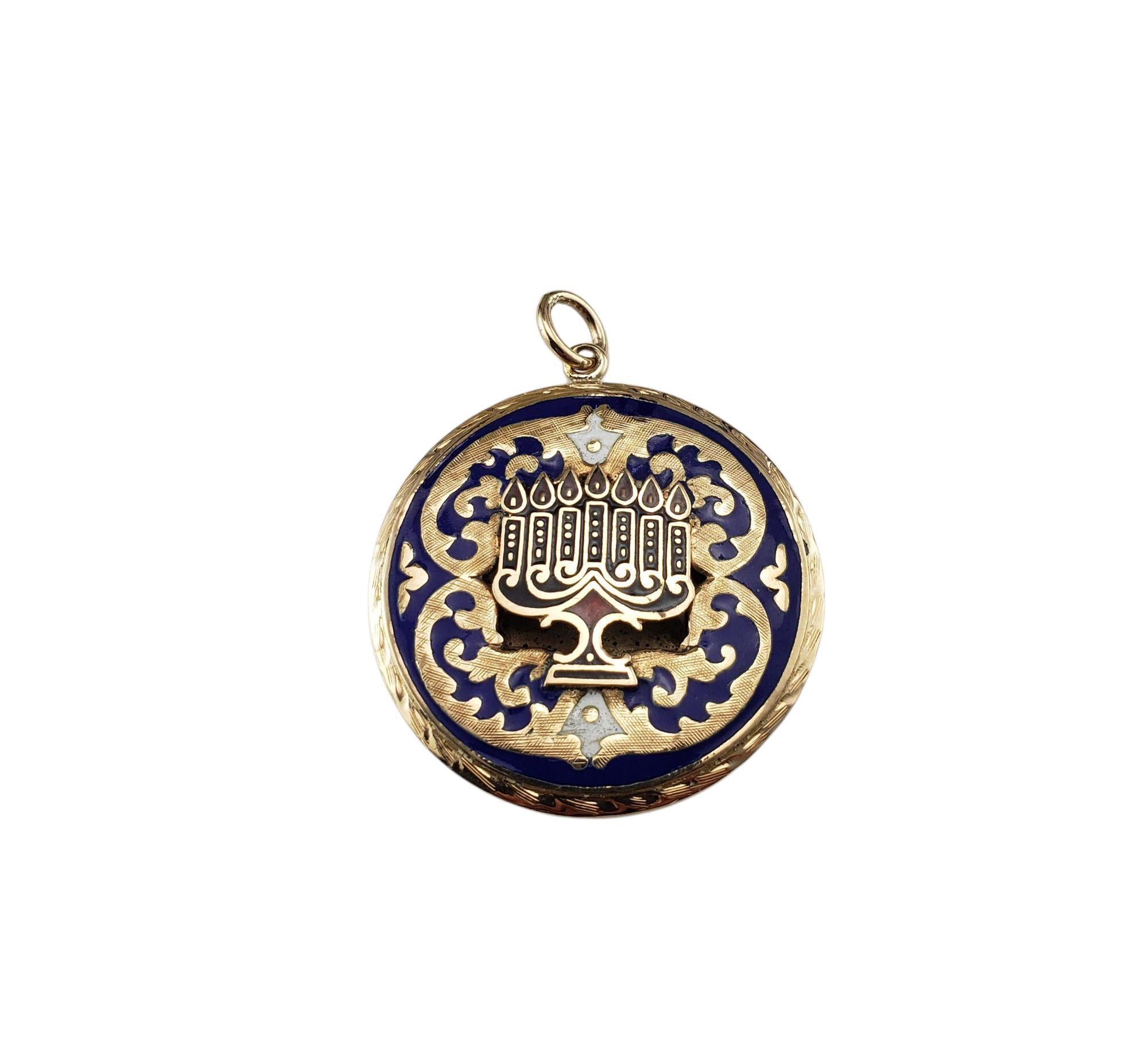 Ciondolo Stella di David/Menorah in oro giallo 14 carati e smalto.

Ricco di simbolismi, questo ciondolo in oro giallo 14K presenta un sorprendente smalto blu con una Stella di Sion di David su un lato e una Menorah del Tempio sul retro. Questo