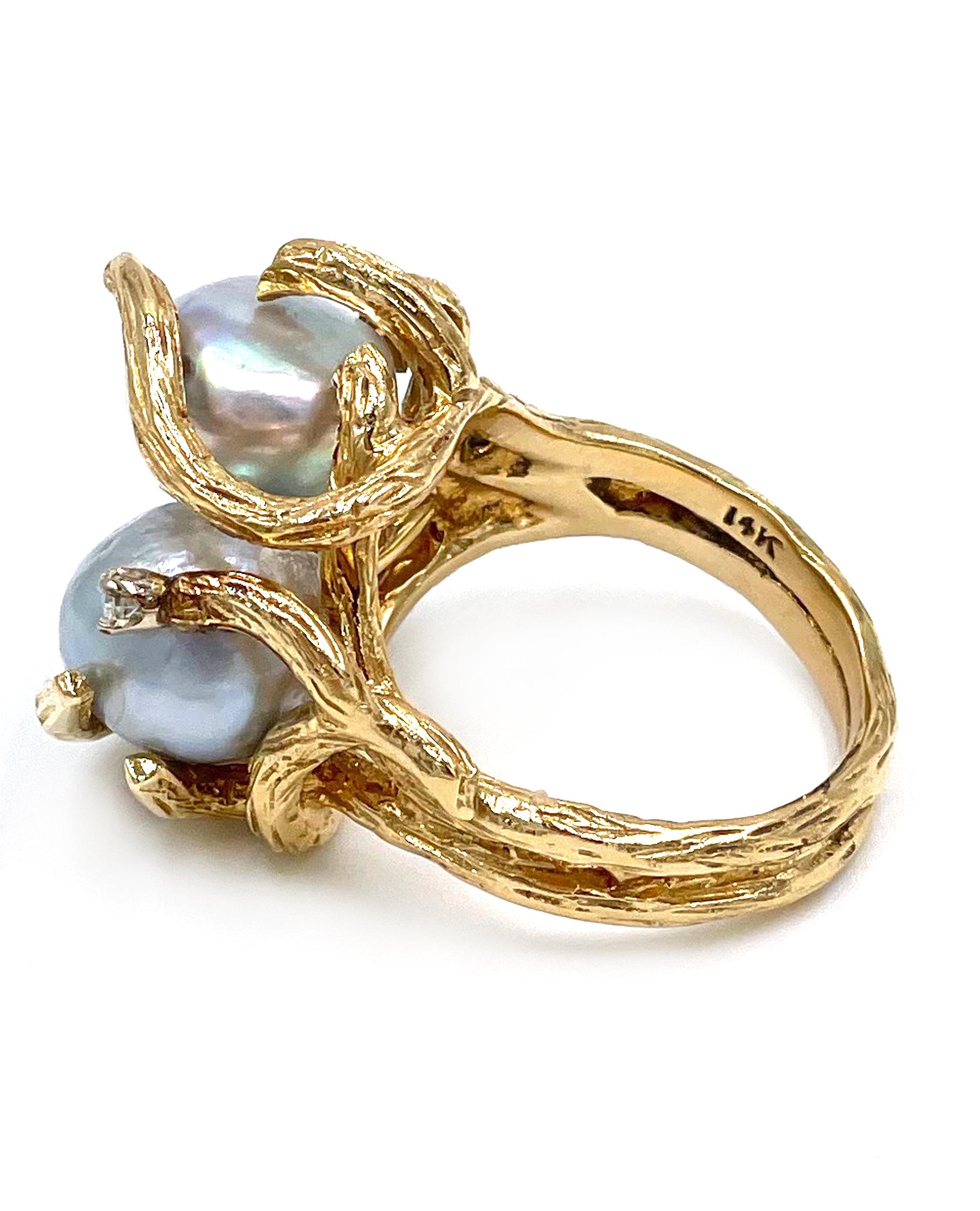 Preowned one of a kind 14K yellow gold organic style ring with two grey baroque pearls and two round diamonds approximately 0.05 carat.

* Finger size: 6