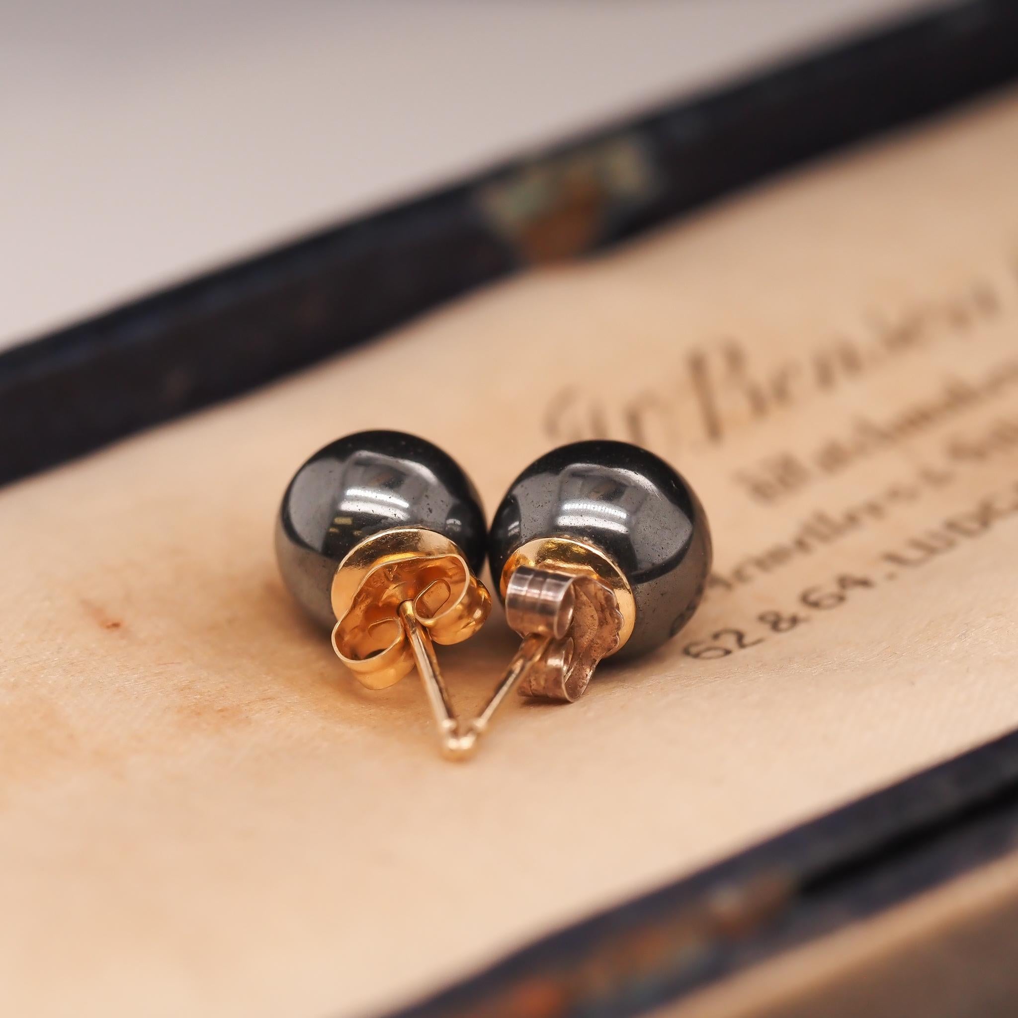 14K Yellow Gold and Hematite Vintage Earrings In Good Condition For Sale In Hicksville, NY