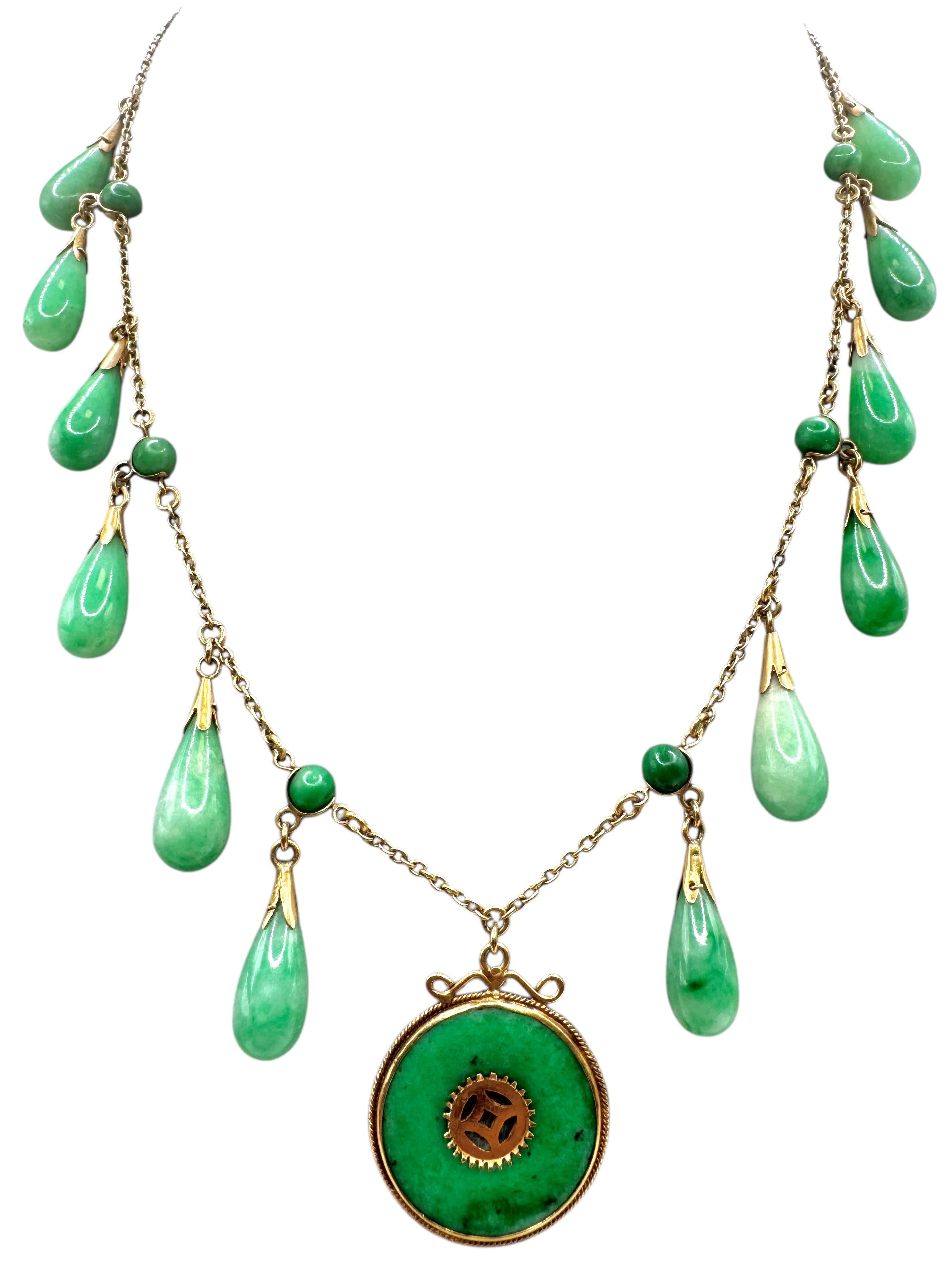 14K Yellow Gold and Jade Fringe Necklace with Chinese Symbol Disc Pendant en Excelente estado para la venta en Great Neck Plaza, NY