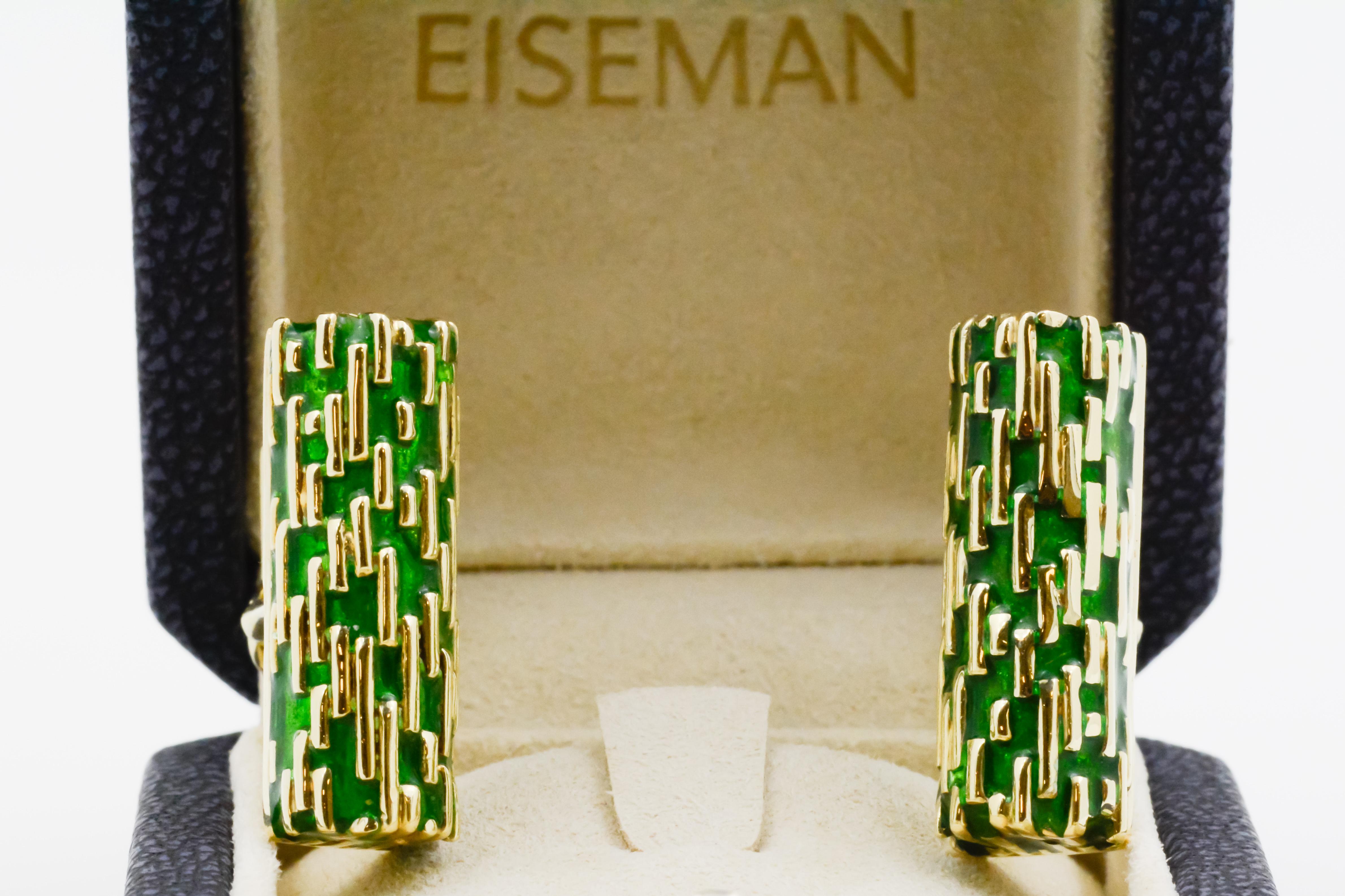 These rod style 14 karat yellow gold cufflinks are speckled with green enamel on the front and back. As if from Emerald City, these cufflinks have a tasteful graphic design. 