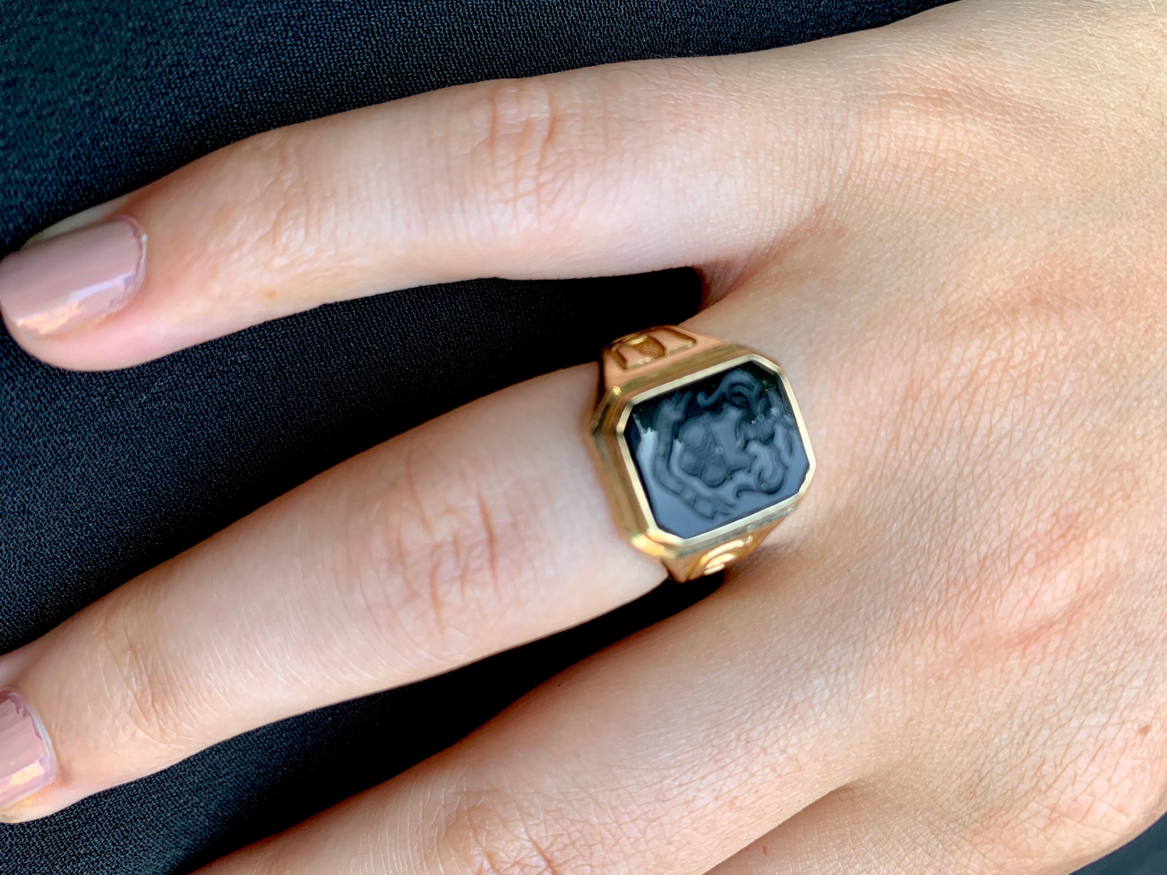 Mixed Cut Armorial Crest Georgian Style Vintage 14K Yellow Gold Onyx Intaglio Signet Ring  For Sale