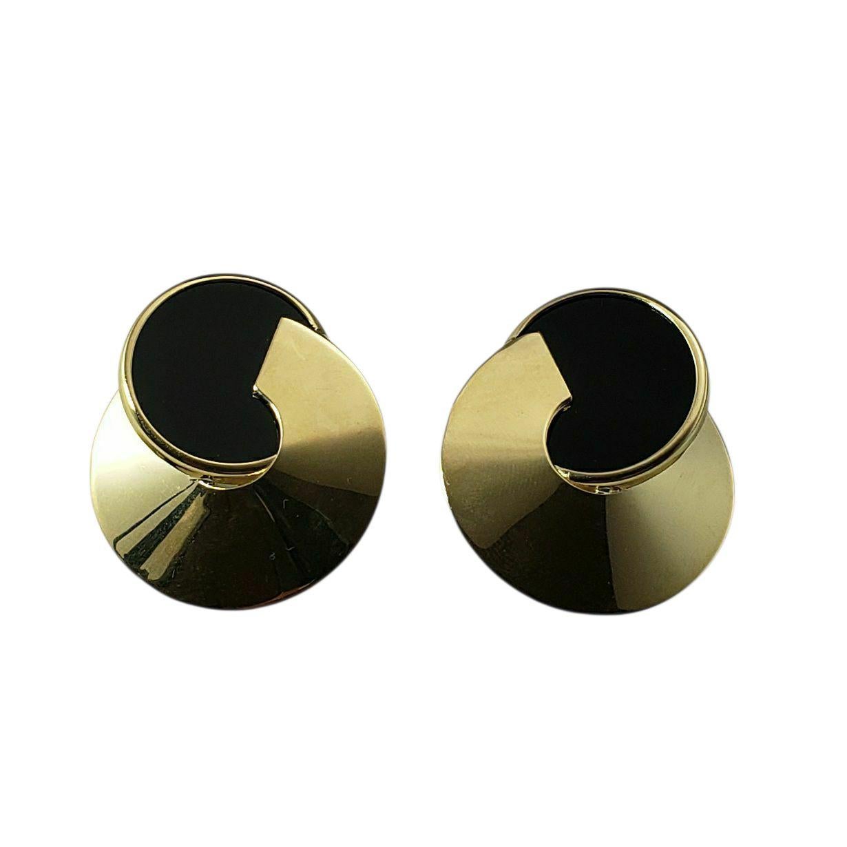 Boucles d'oreilles grand cercle en or jaune 14K et onyx

Ces boucles d'oreilles sculpturales audacieuses présentent un design circulaire moderniste avec des panneaux d'onyx noir incrustés, sertis dans de l'or jaune 14K poli. Fermetures arrière en