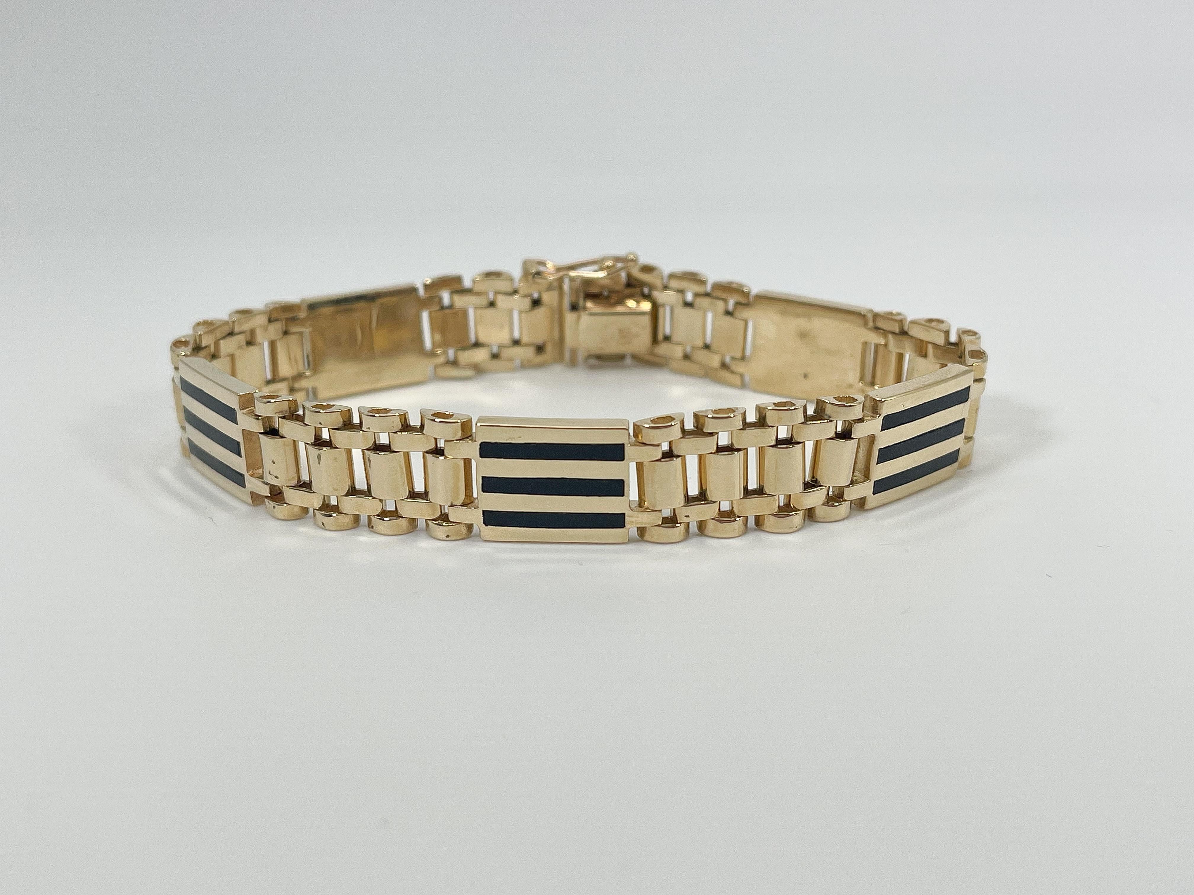 Bracelet pour homme en or jaune 14k et onyx. La longueur de ce bracelet est de 8,5 pouces, la largeur est de 11,5 mm, il est doté d'un fermoir en forme de 8 pour l'ouverture et la fermeture, le poids total du bracelet est de 44,1 grammes.