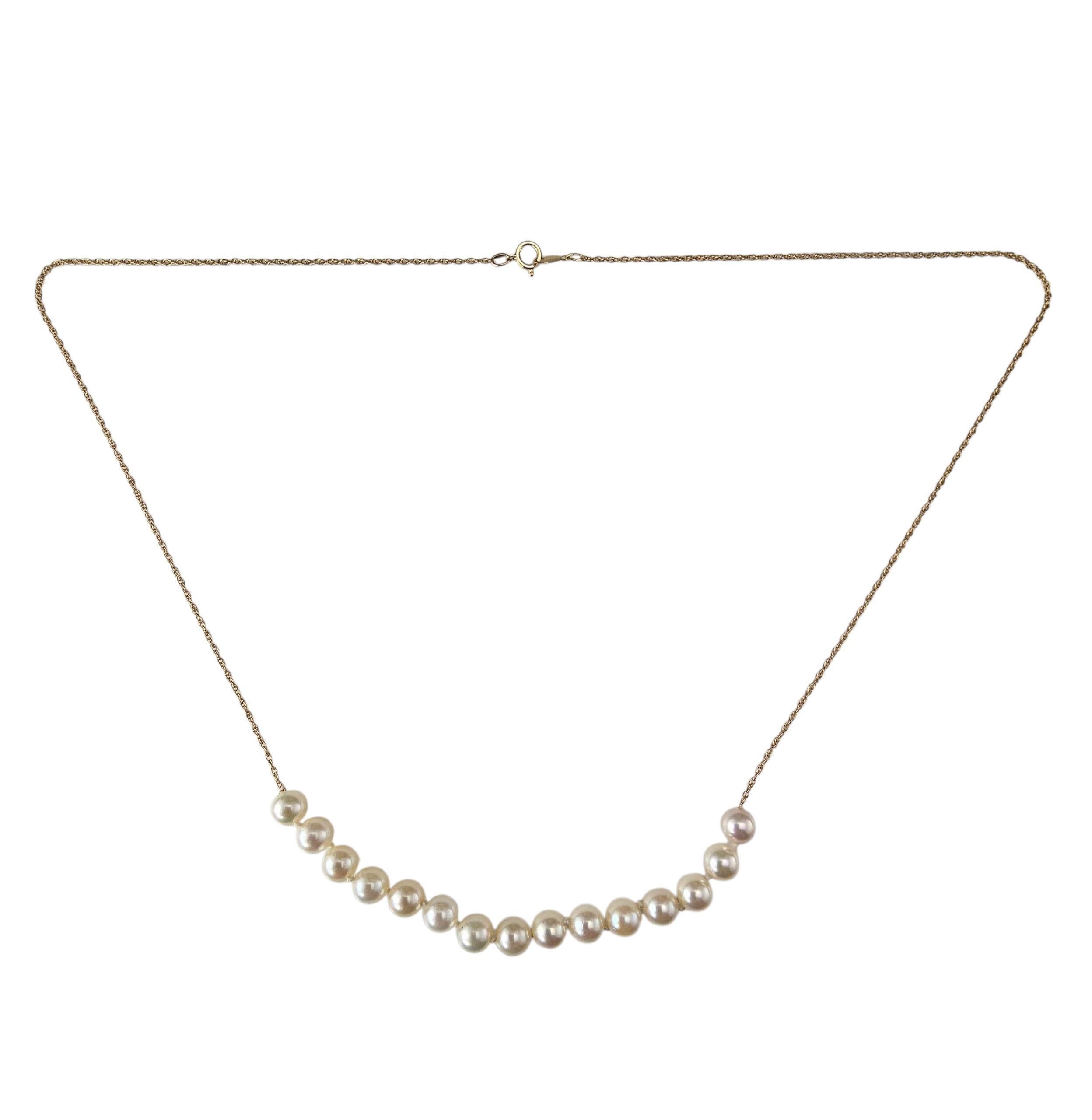 Collier en or jaune 14K et perles -

Cet élégant collier présente 15 perles lumineuses (6 mm chacune) sur une fine chaîne en or jaune pour un look épuré et minimaliste. Une pièce fraîche et raffinée qui s'adapte à tous les ensembles, sans effort et