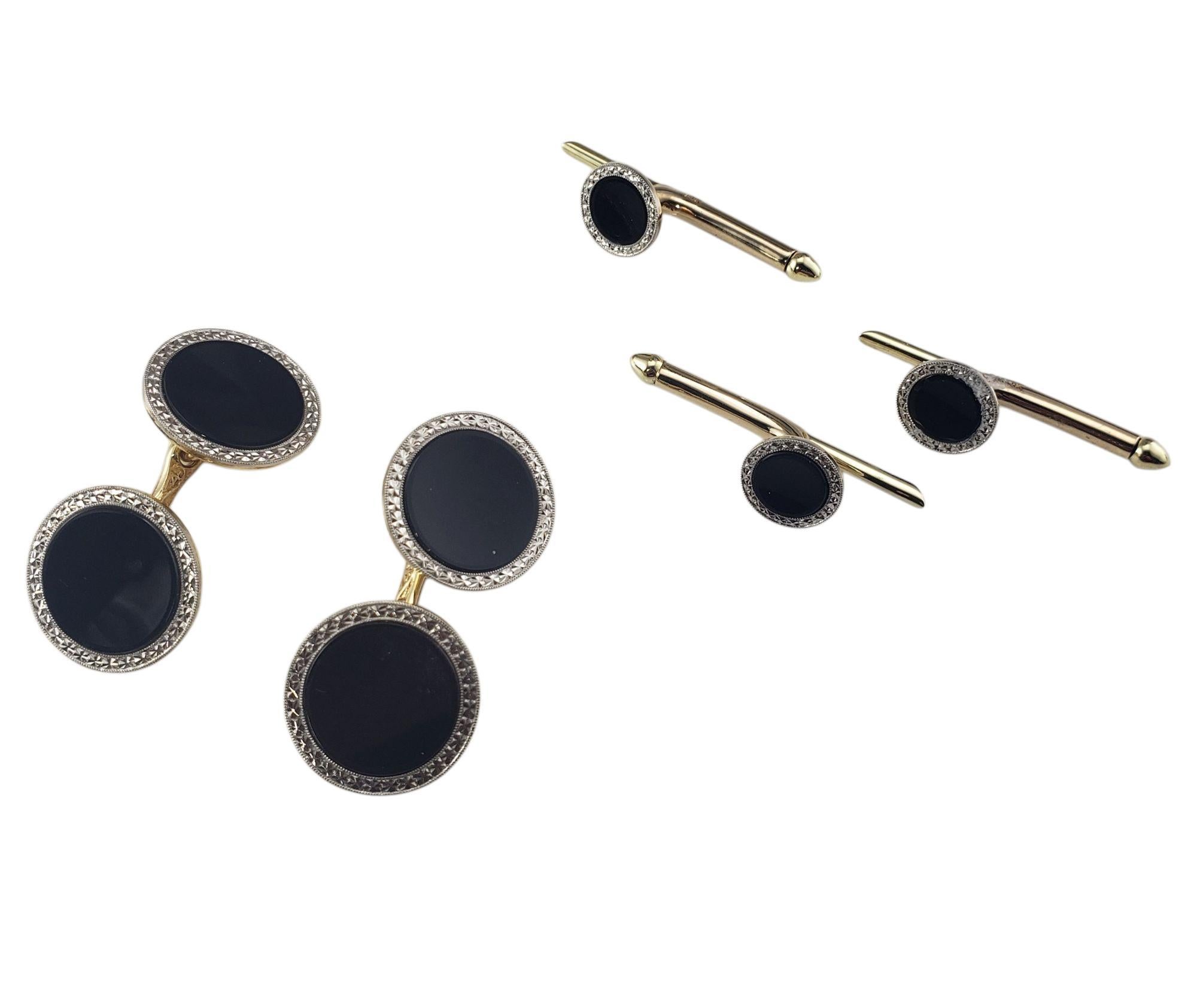 Boutons de manchette et boutons de smoking en or jaune 14 carats et platine Onyx

Elegant et raffiné, cet ensemble de vêtements de cérémonie sophistiqué comprend une paire de boutons de manchette et trois boutons de smoking assortis. Chaque pièce