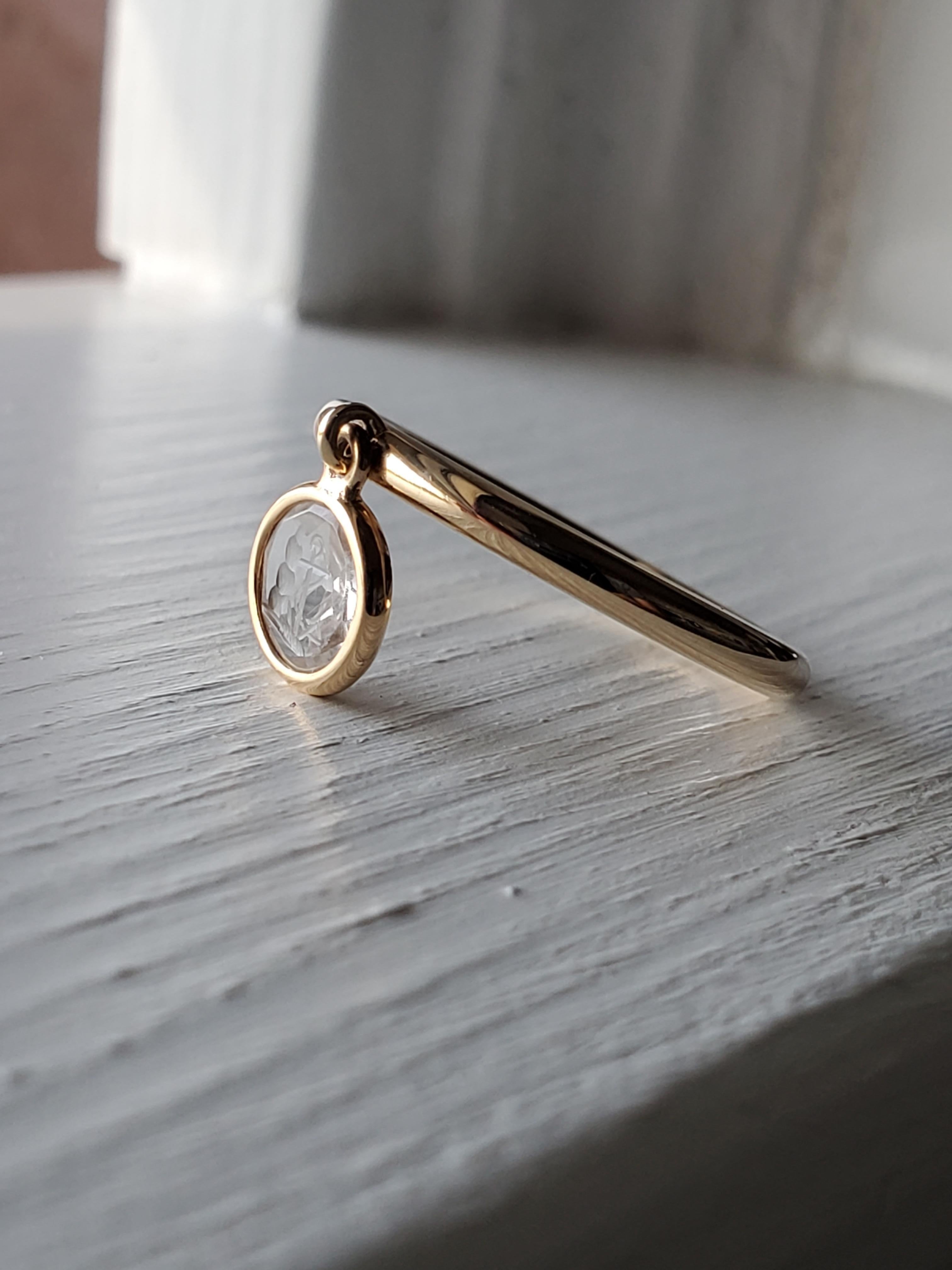 Anello Charm Hope in oro giallo 14K e cristallo di rocca con incisione antica in vendita 4