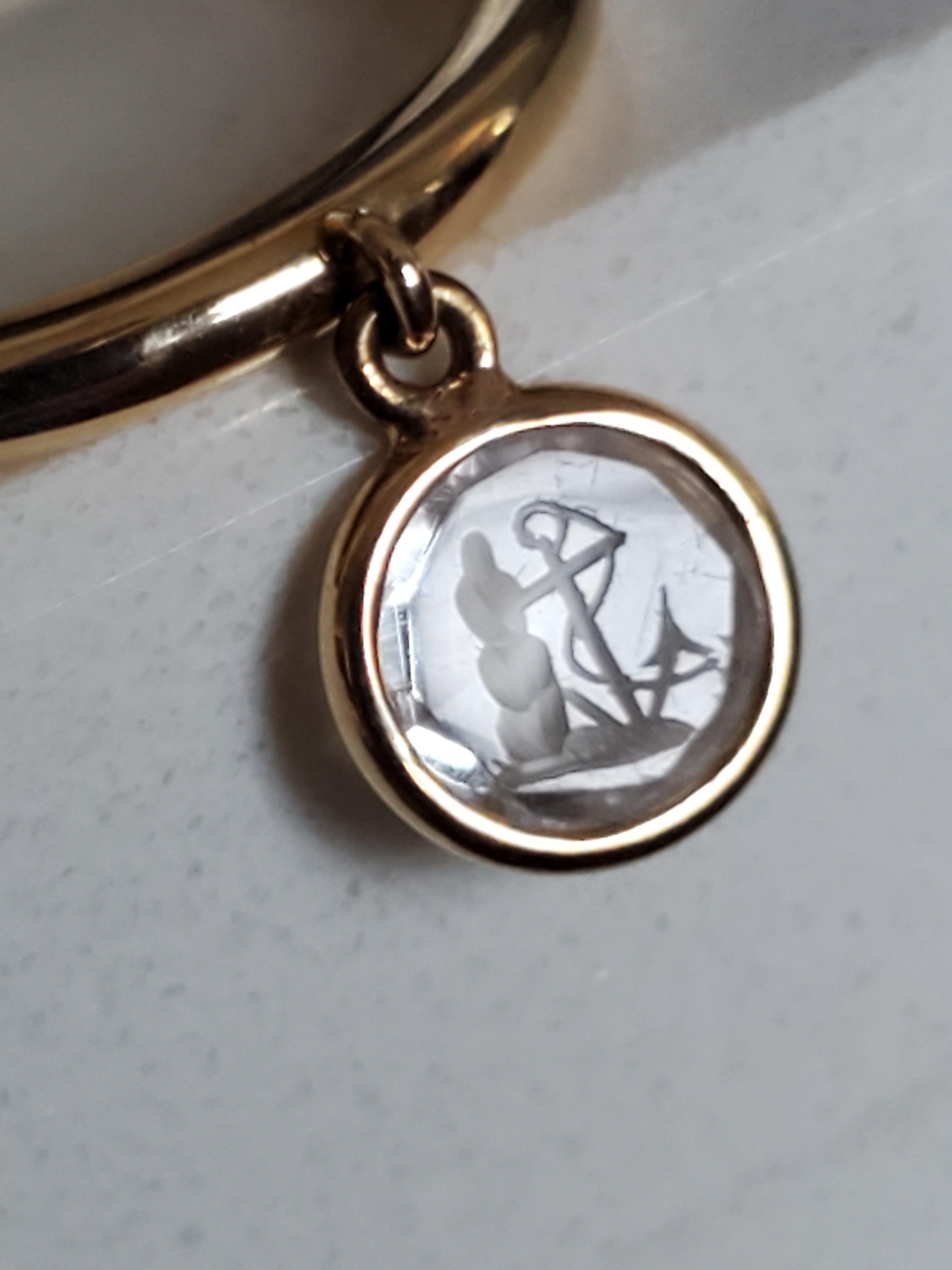 Contemporaneo Anello Charm Hope in oro giallo 14K e cristallo di rocca con incisione antica in vendita