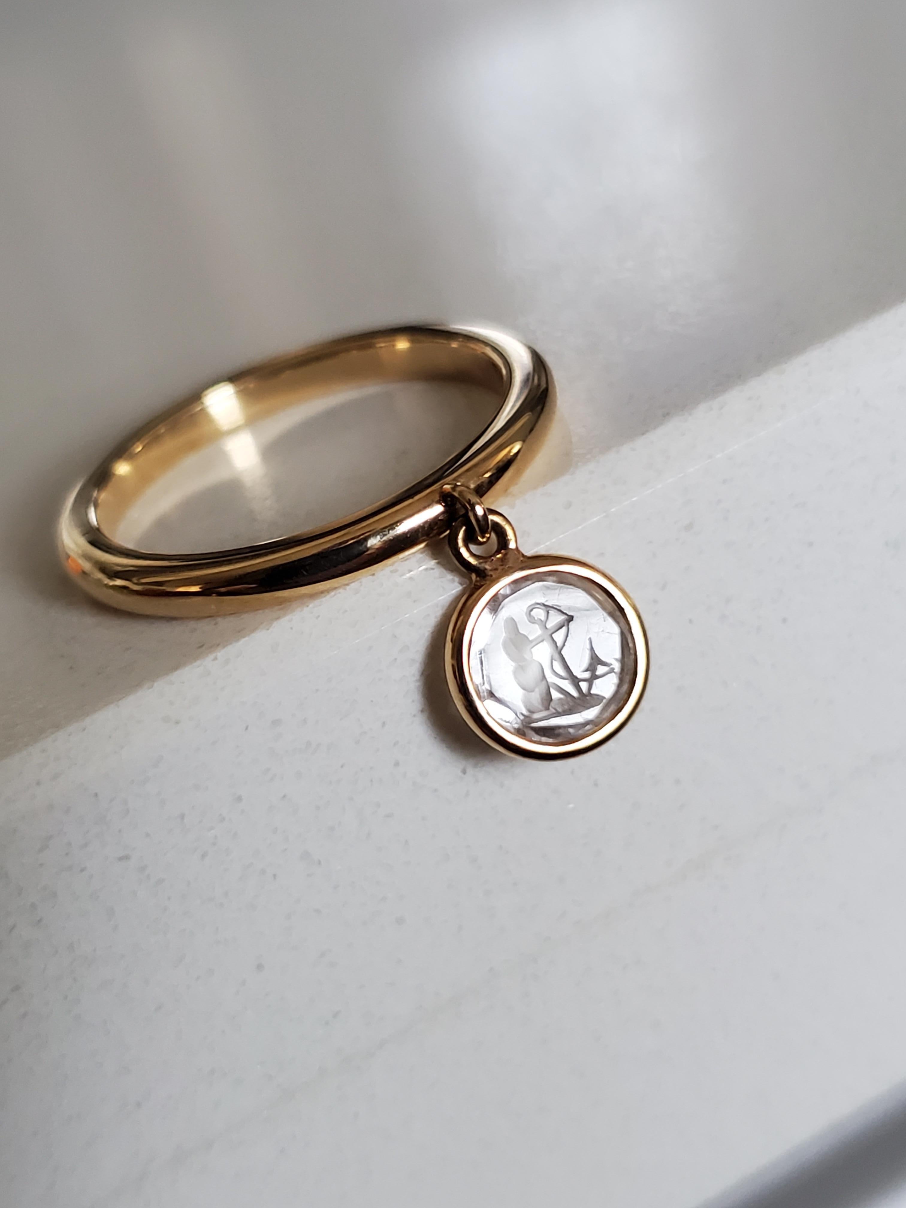 Taglio brillante Anello Charm Hope in oro giallo 14K e cristallo di rocca con incisione antica in vendita