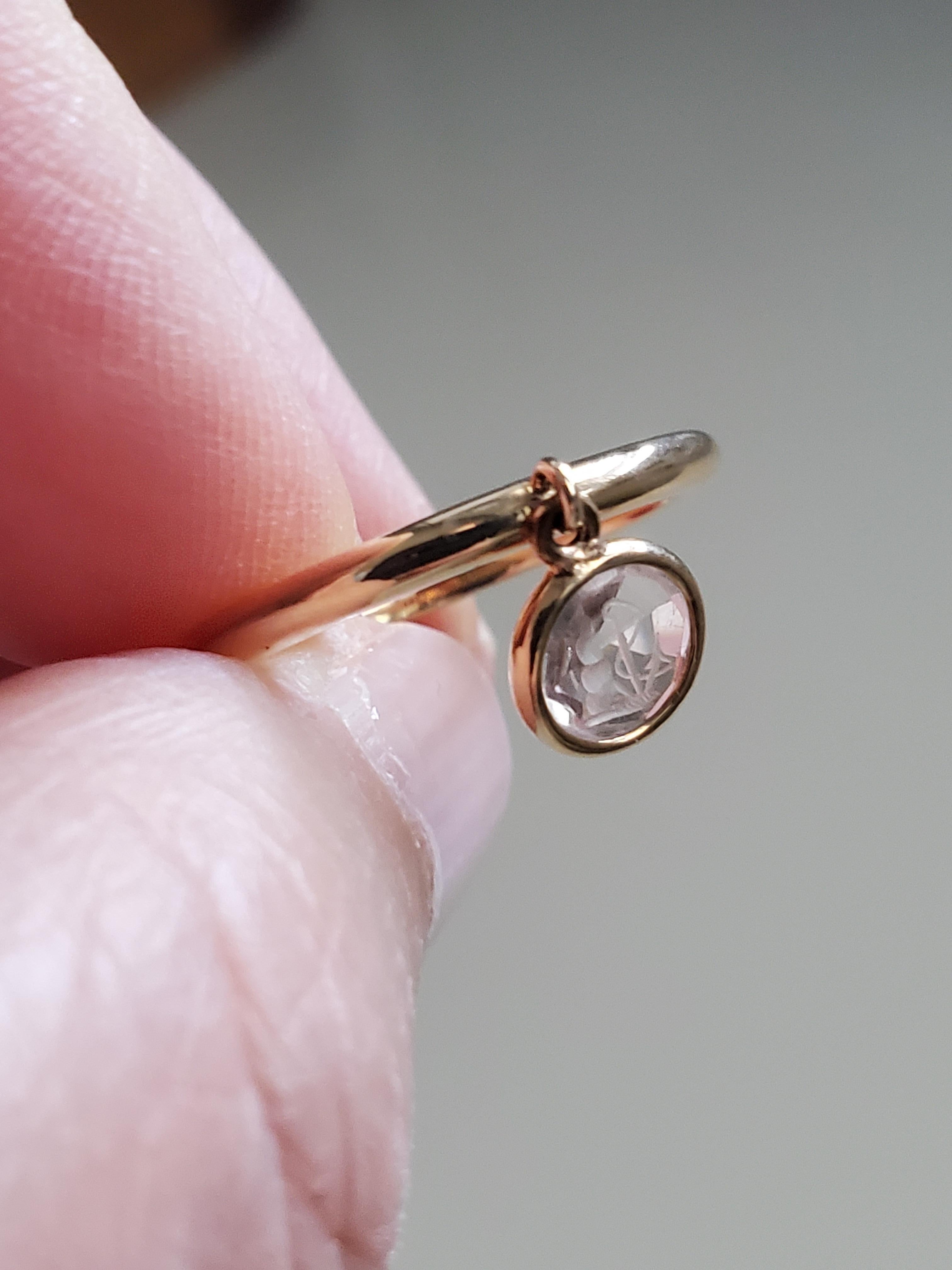 Anello Charm Hope in oro giallo 14K e cristallo di rocca con incisione antica In condizioni Nuovo in vendita a San Diego, CA