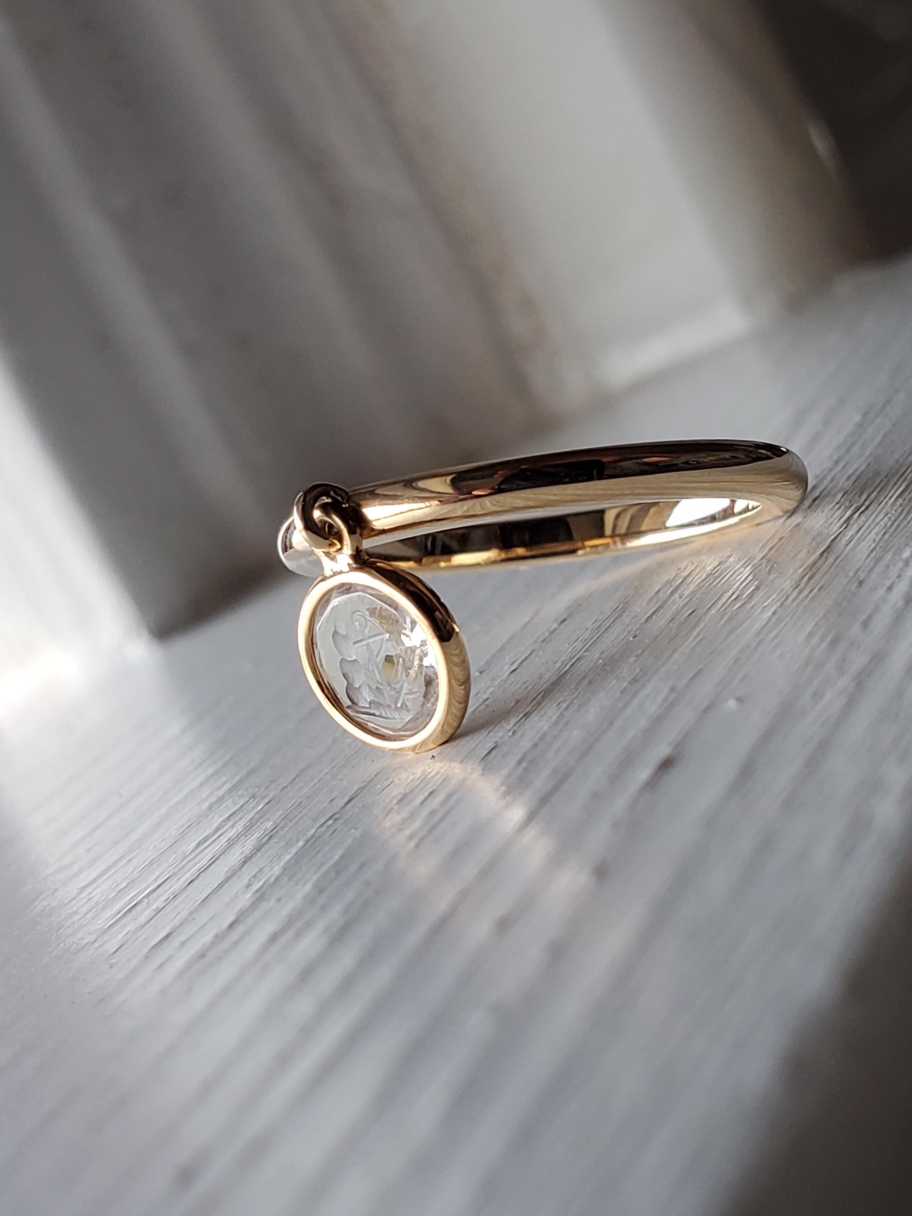da uomo o donna Anello Charm Hope in oro giallo 14K e cristallo di rocca con incisione antica in vendita