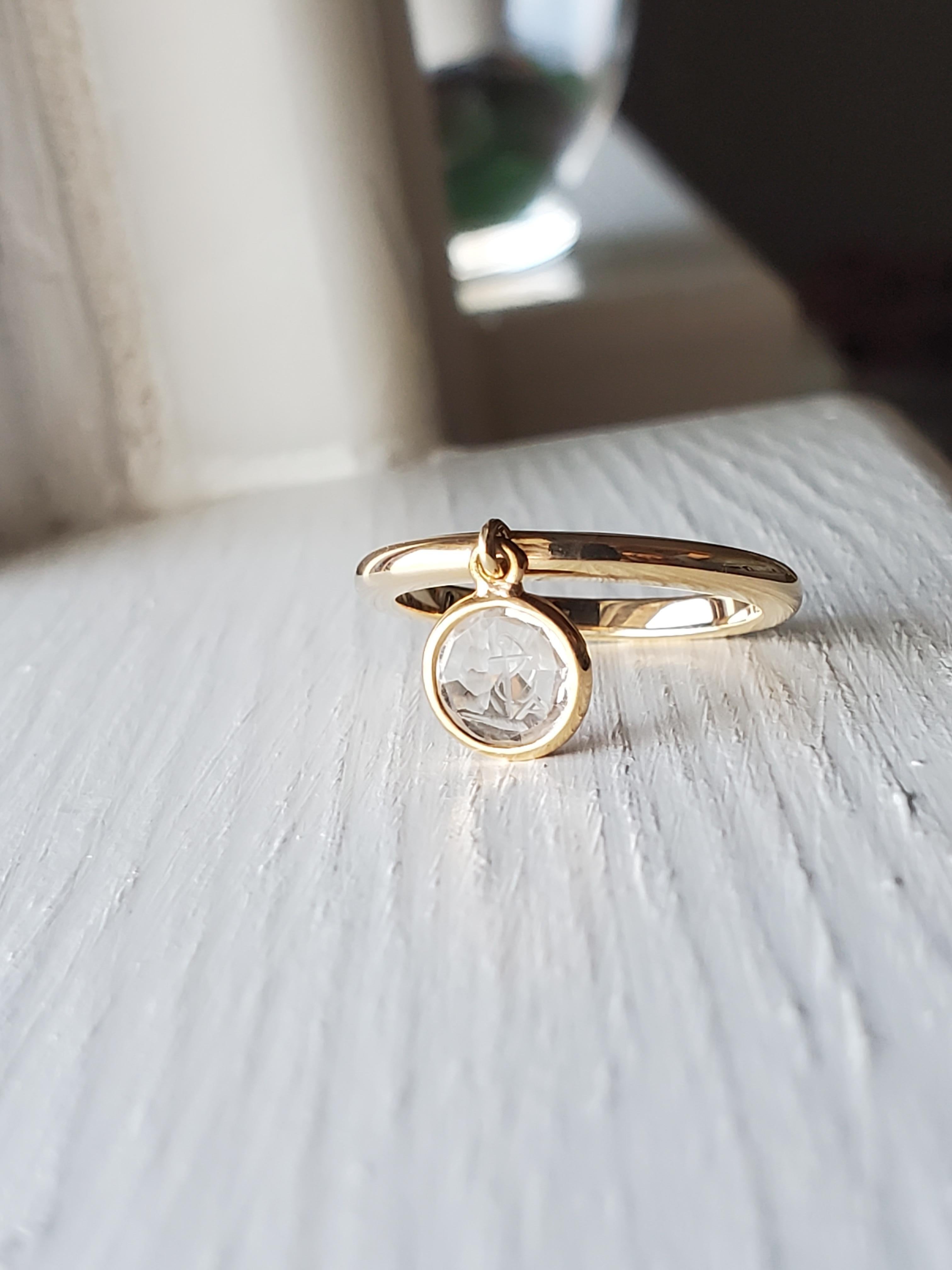 Anello Charm Hope in oro giallo 14K e cristallo di rocca con incisione antica in vendita 1