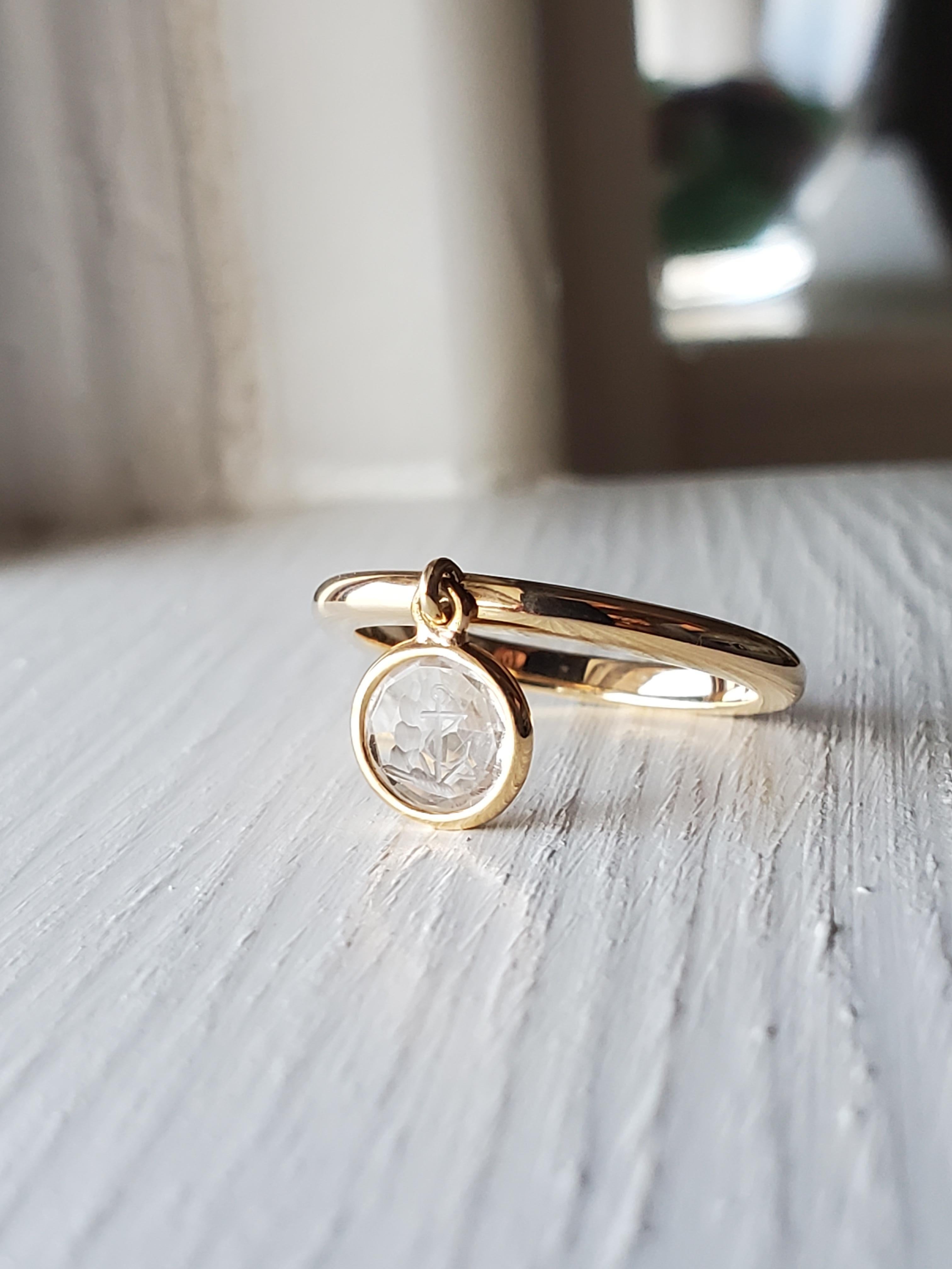 Anello Charm Hope in oro giallo 14K e cristallo di rocca con incisione antica in vendita 2