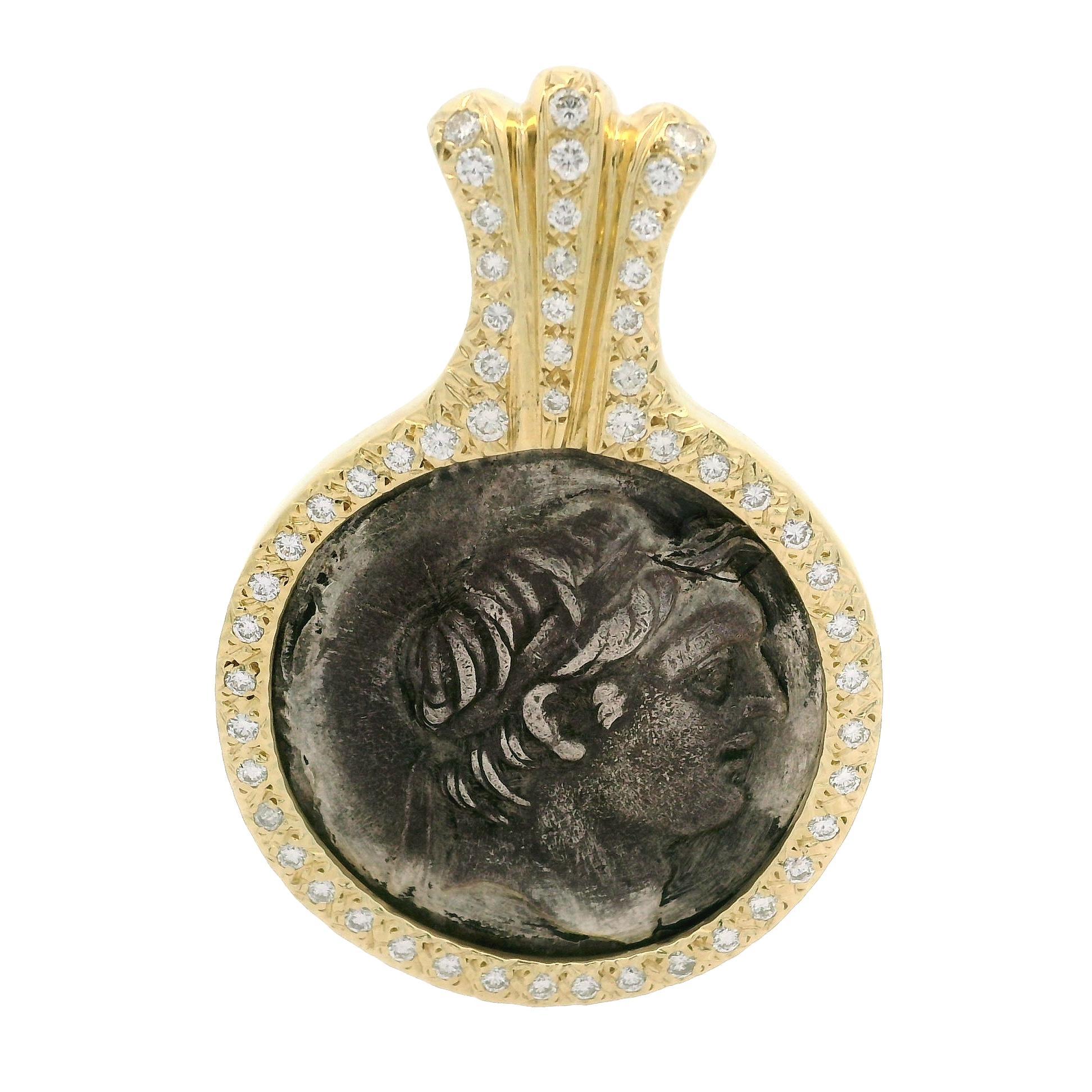 --Pierre(s) :...
(55) Diamants naturels authentiques - taille ronde brillante - sertis en pavé - belle couleur blanche brillante - 0,60ctw (approx.)

Matière : Pièce en argent massif avec cadre en or jaune 14k
Poids : 31,73 grammes (total)
Hauteur